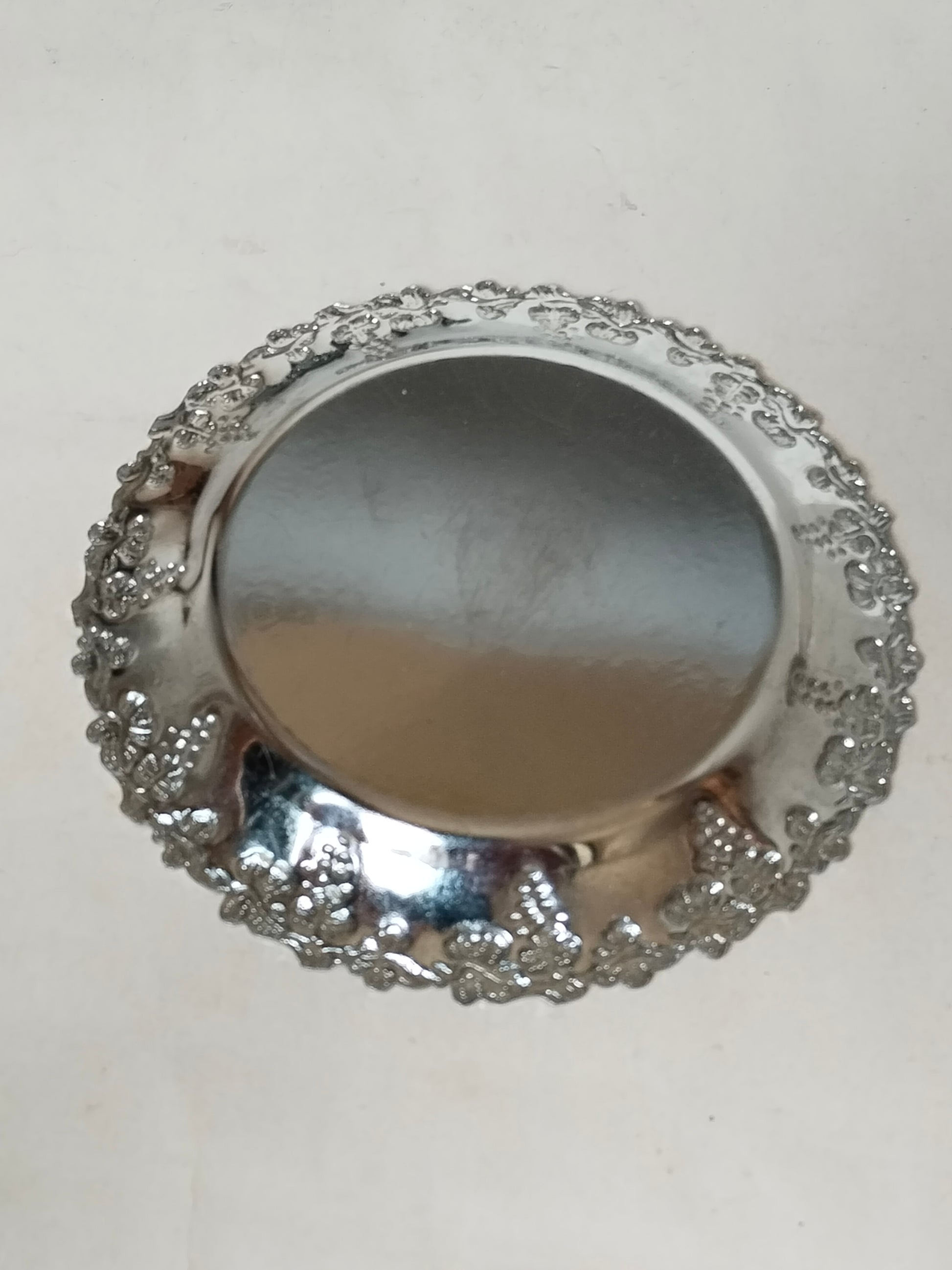 Unterseite eines versilberten Untersetzers – glatter Boden, Silberauflage gleichmäßig, Vintage Barware Österreich

