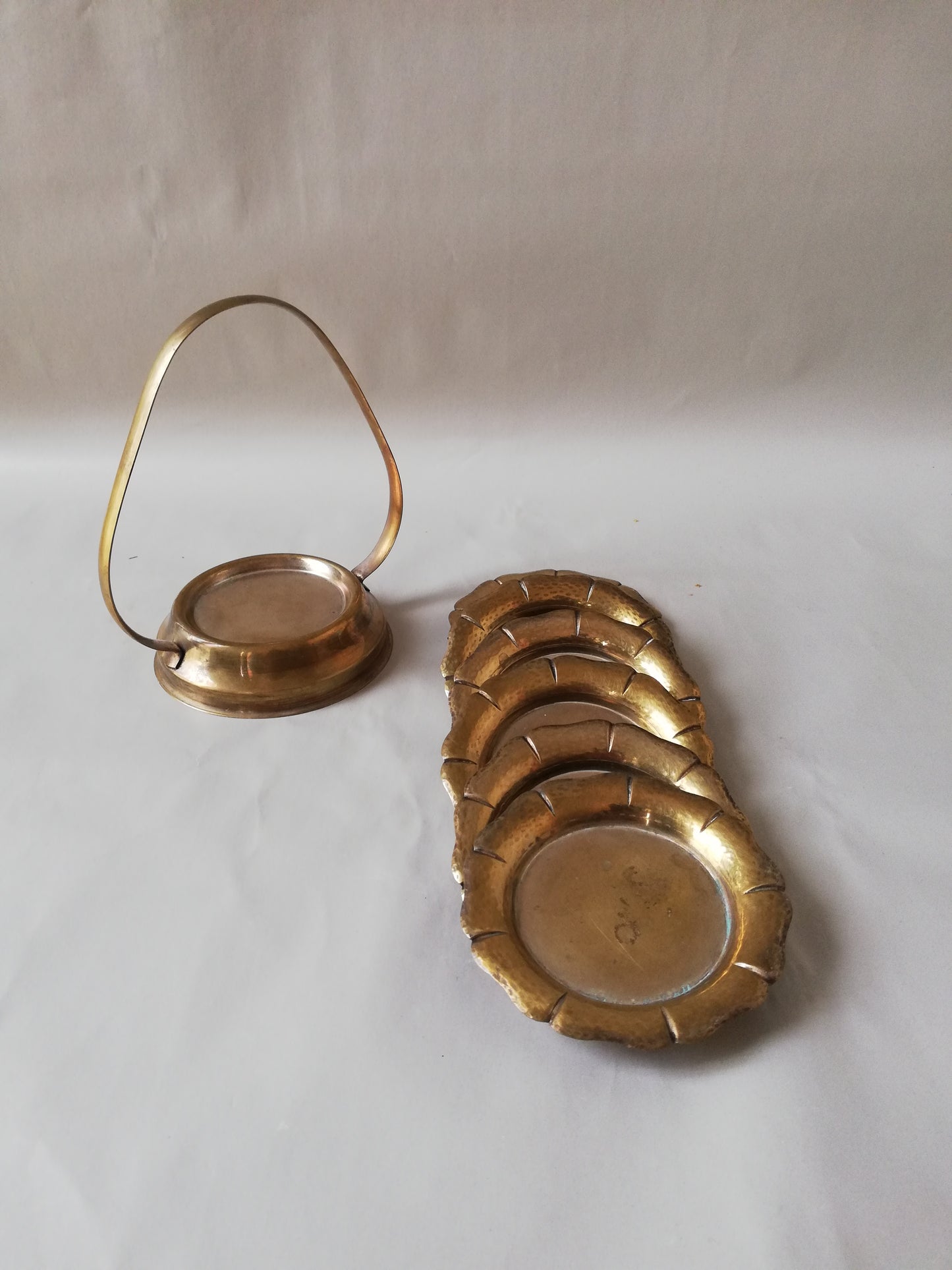 6 goldene Mid-Century Getränkeuntersetzer mit  Metallgestell .