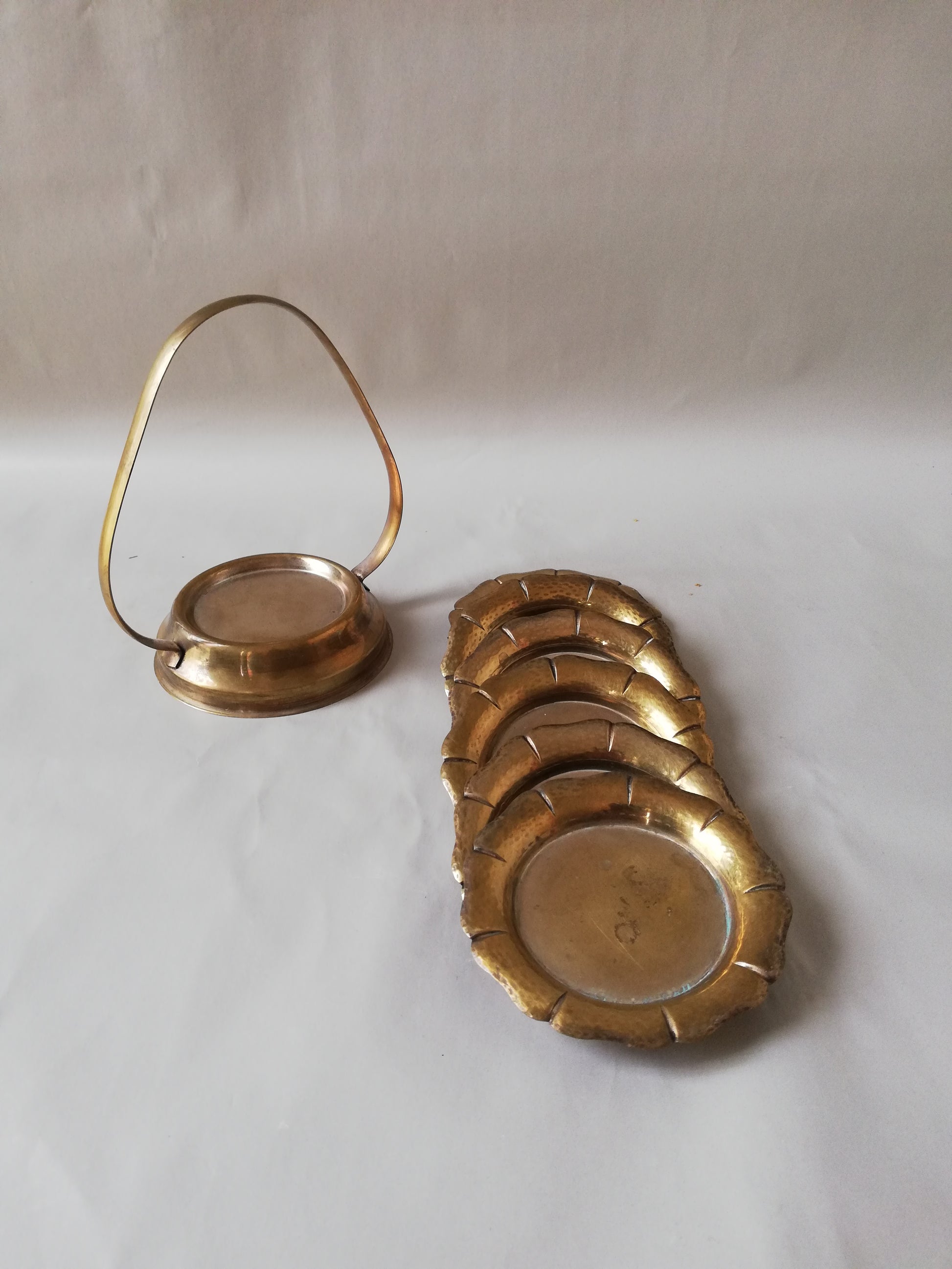 6 goldene Mid-Century Getränkeuntersetzer mit  Metallgestell .