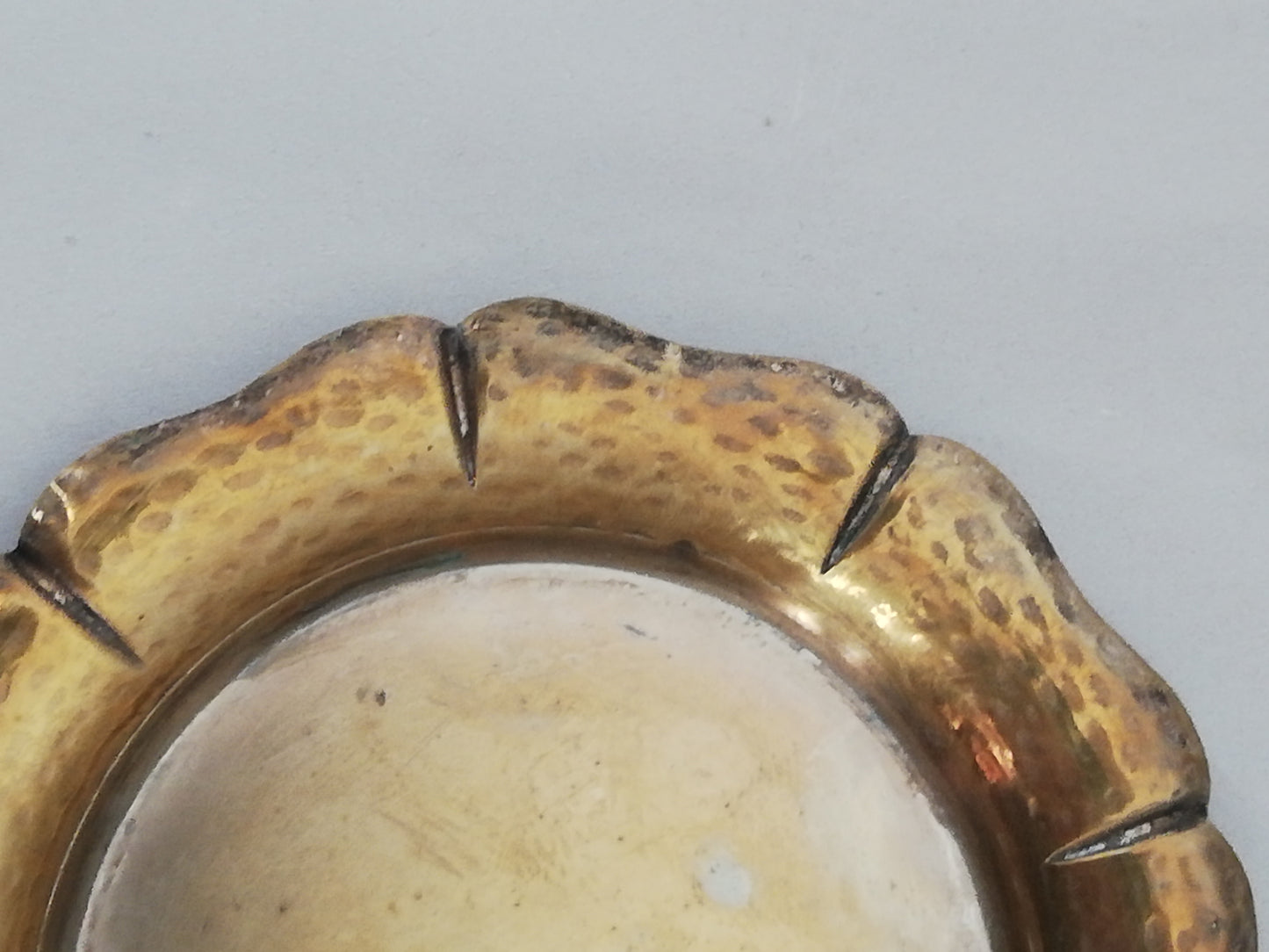 Nahaufnahme eines goldenen Untersetzers mit 7,5 cm Durchmesser 