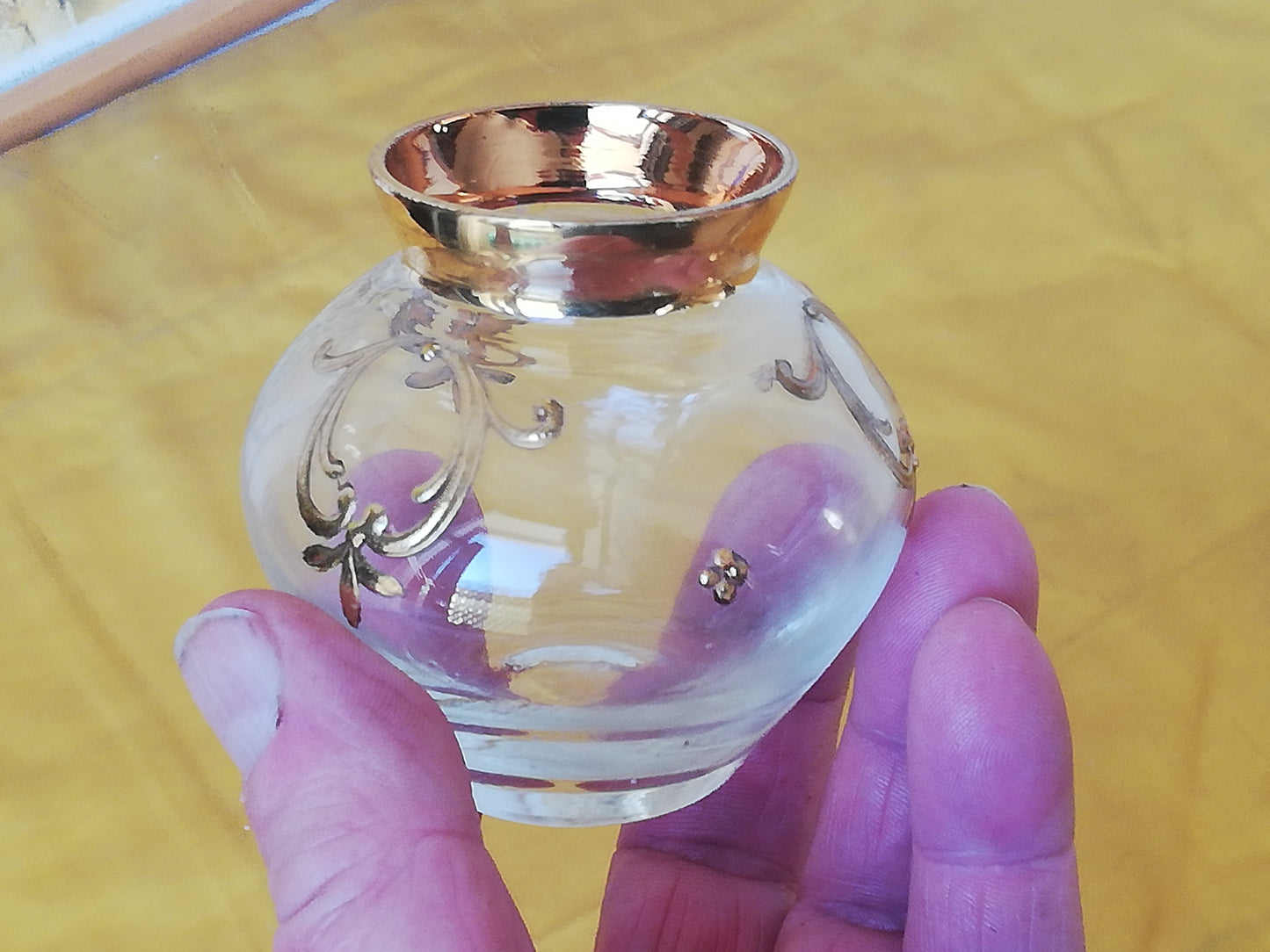 Vollständige Ansicht der 7 cm hohen Vintage-Vase aus den 1970er Jahren zur Darstellung der Proportionen.