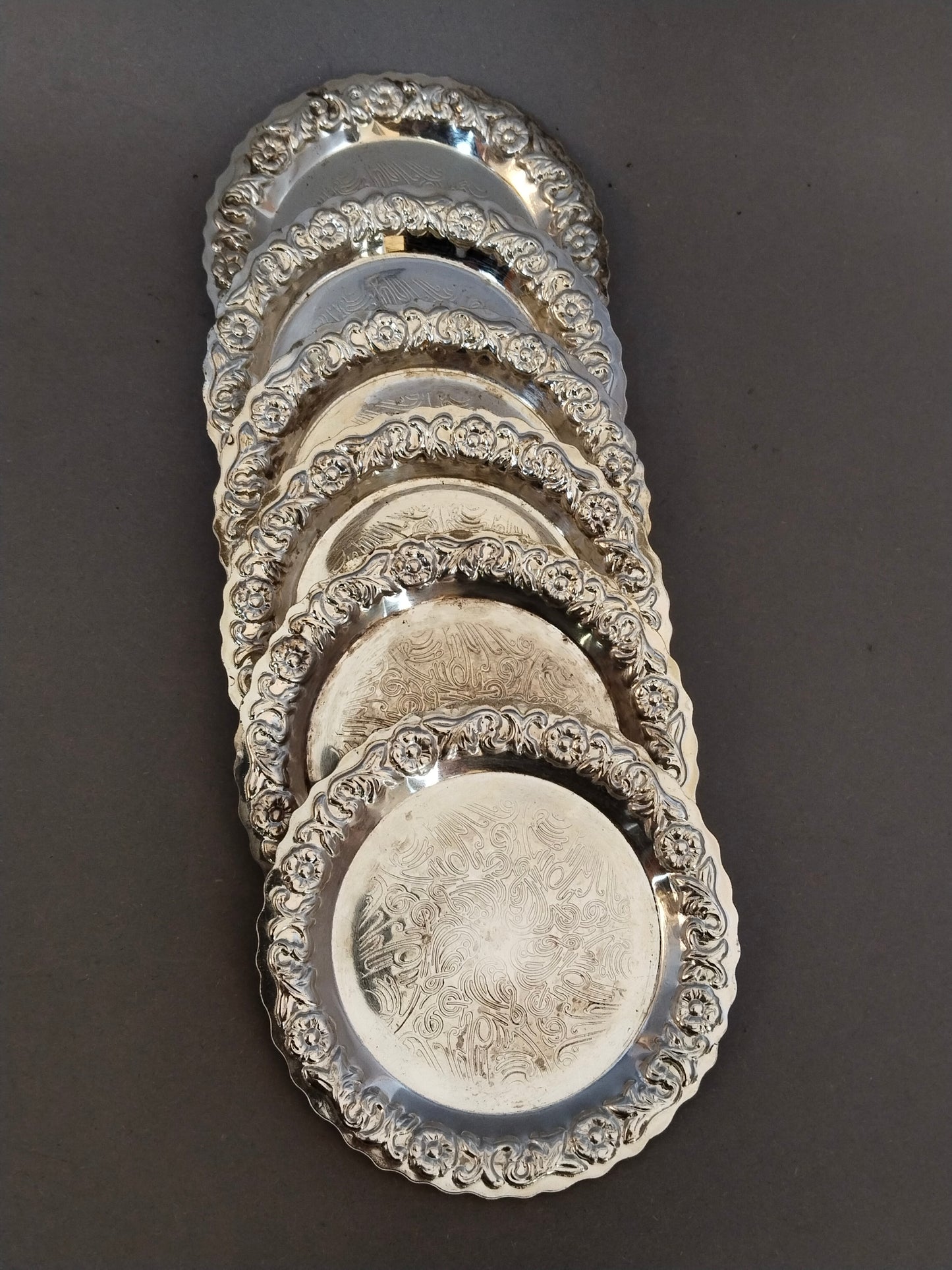 Versilberte Getränke-Untersetzer 6er-Set, fächerförmig angeordnet, Blüten-Reliefrand, Österreich Vintage