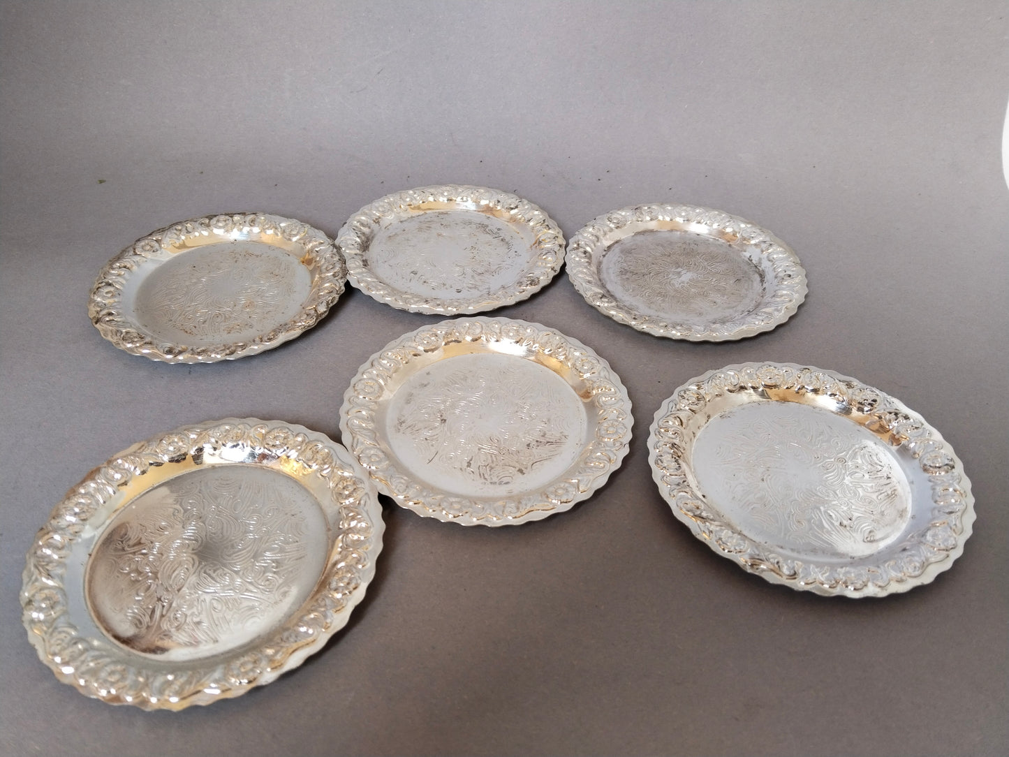 Untersetzer paarweise angeordnet, Vorder- und Rückseite sichtbar, Vintage Barware