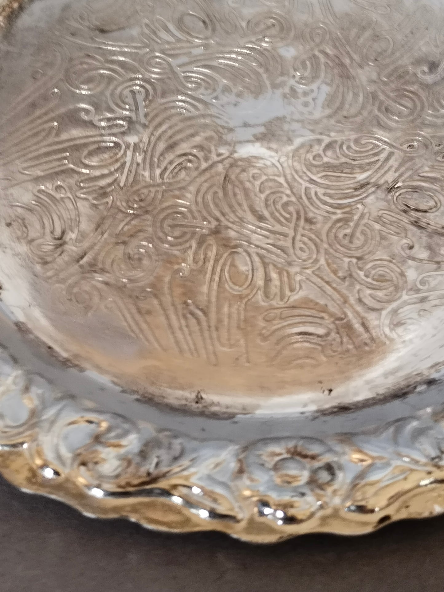 Nahaufnahme Gravurdekor Innenfeld, florale und abstrakte Schwunglinien