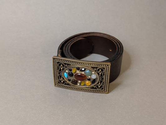Vintage Boho-Ledergürtel aufgerollt mit rechteckiger Schmuckschnalle, Gesamtansicht
