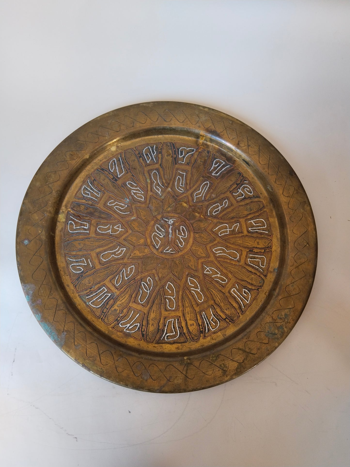 Handgearbeiteter Messing-Zierteller mit Silber- und Kupfereinlage – Orientalische Kalligrafie, Wanddeko