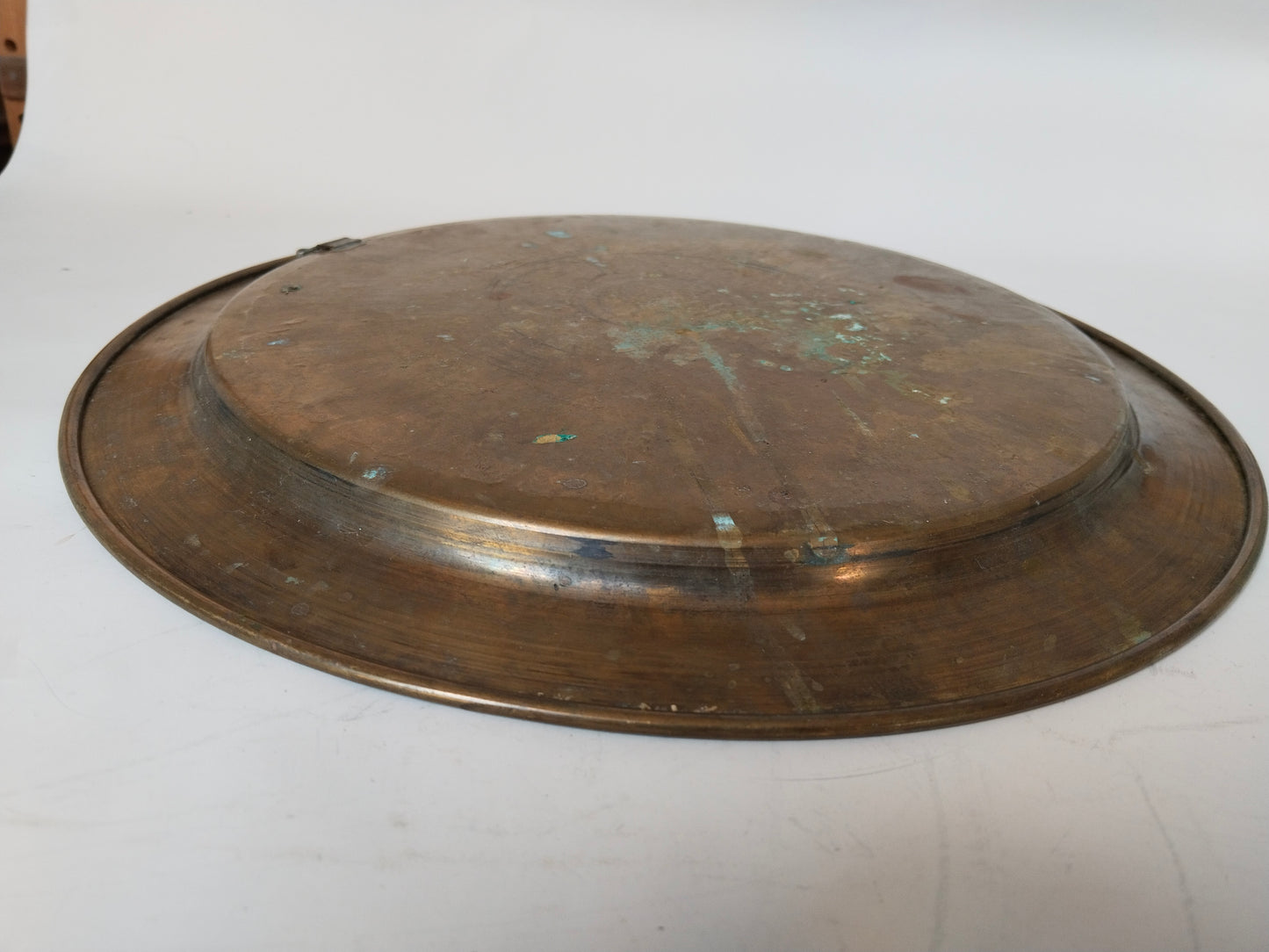 Handgearbeiteter Messing-Zierteller mit Silber- und Kupfereinlage – Orientalische Kalligrafie, Wanddeko