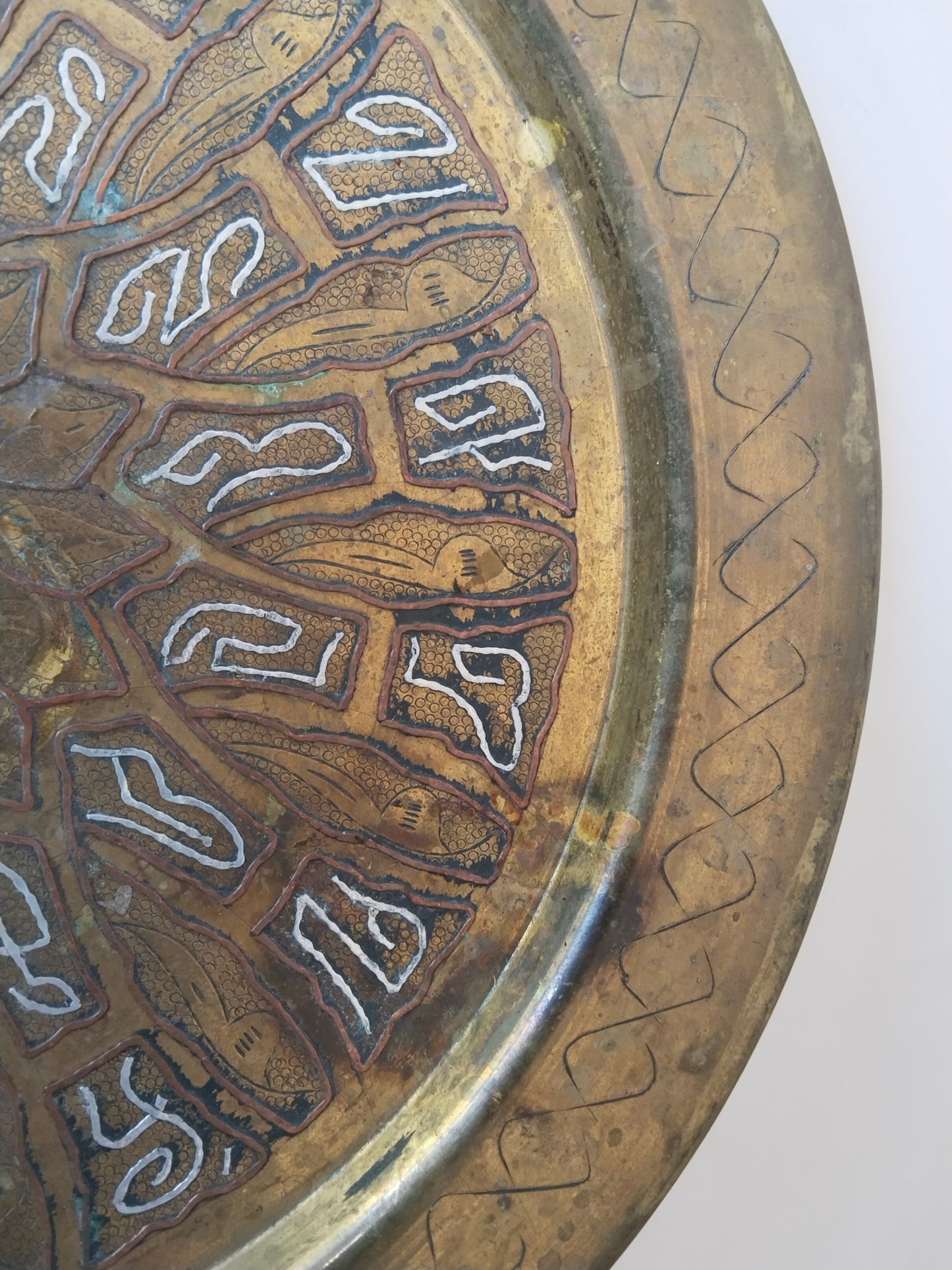 Handgearbeiteter Messing-Zierteller mit Silber- und Kupfereinlage – Orientalische Kalligrafie, Wanddeko