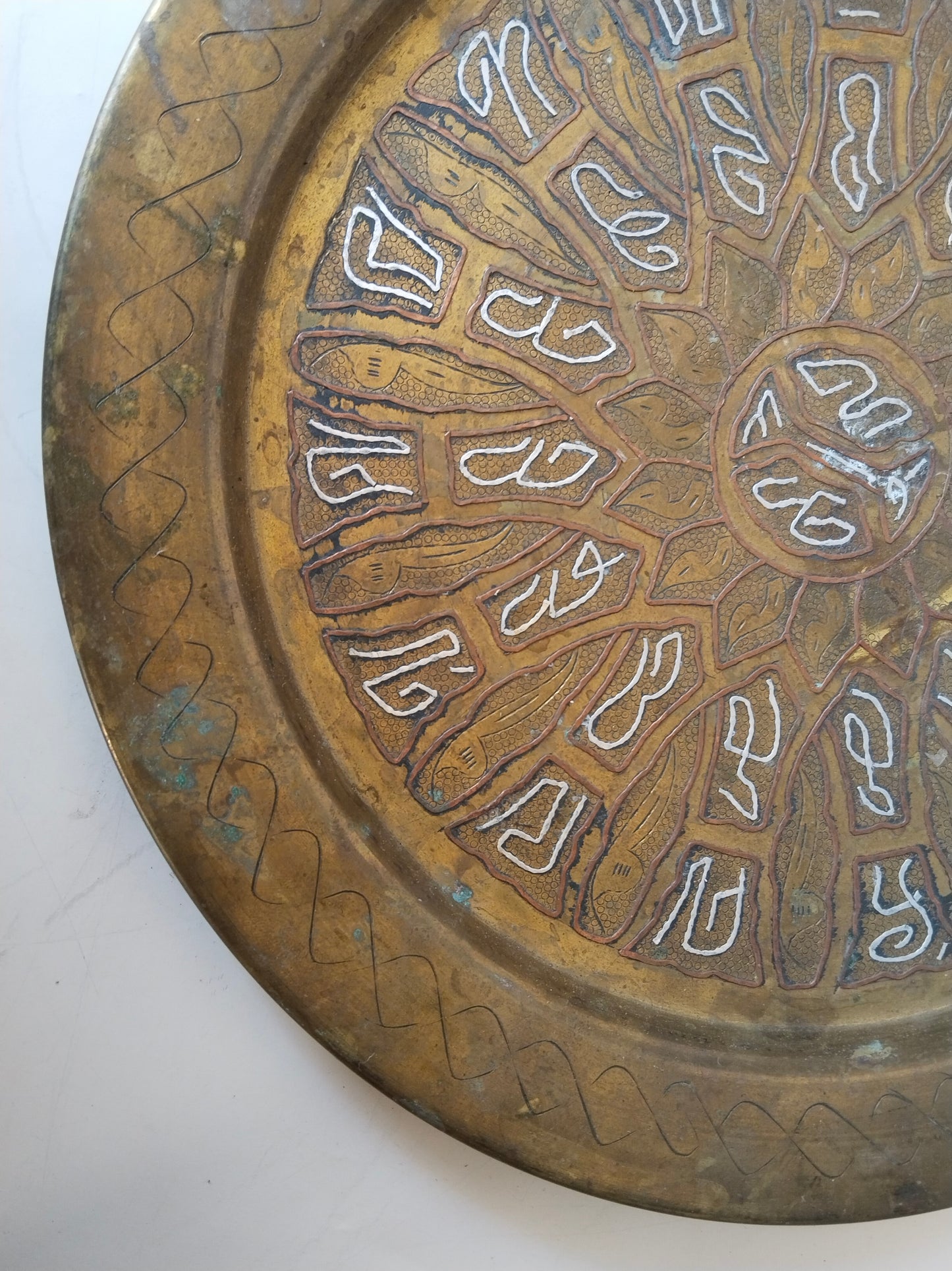 Handgearbeiteter Messing-Zierteller mit Silber- und Kupfereinlage – Orientalische Kalligrafie, Wanddeko