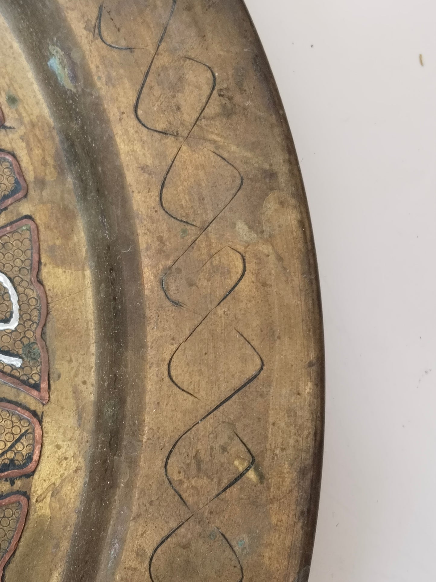 Handgearbeiteter Messing-Zierteller mit Silber- und Kupfereinlage – Orientalische Kalligrafie, Wanddeko