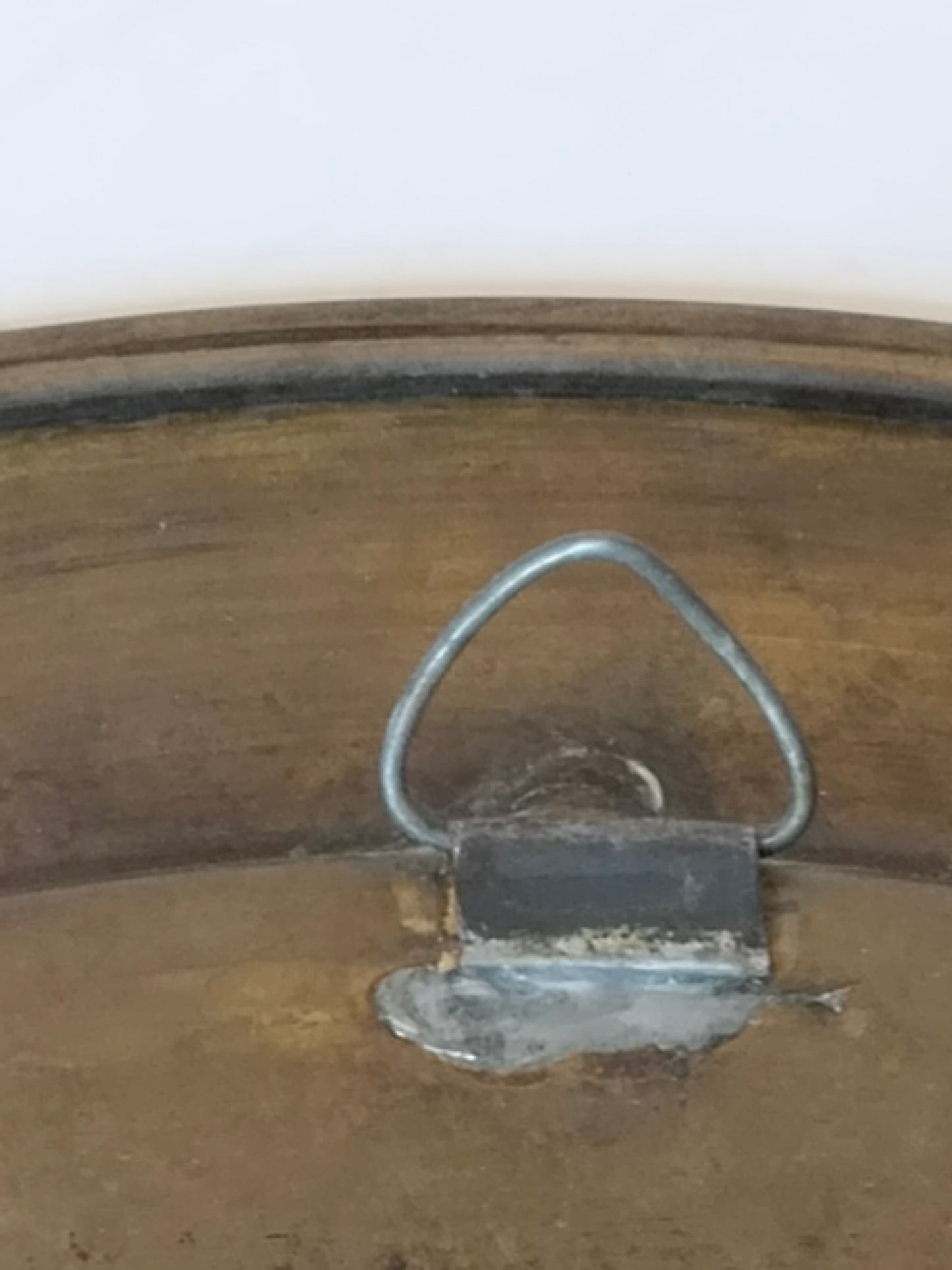 Handgearbeiteter Messing-Zierteller mit Silber- und Kupfereinlage – Orientalische Kalligrafie, Wanddeko