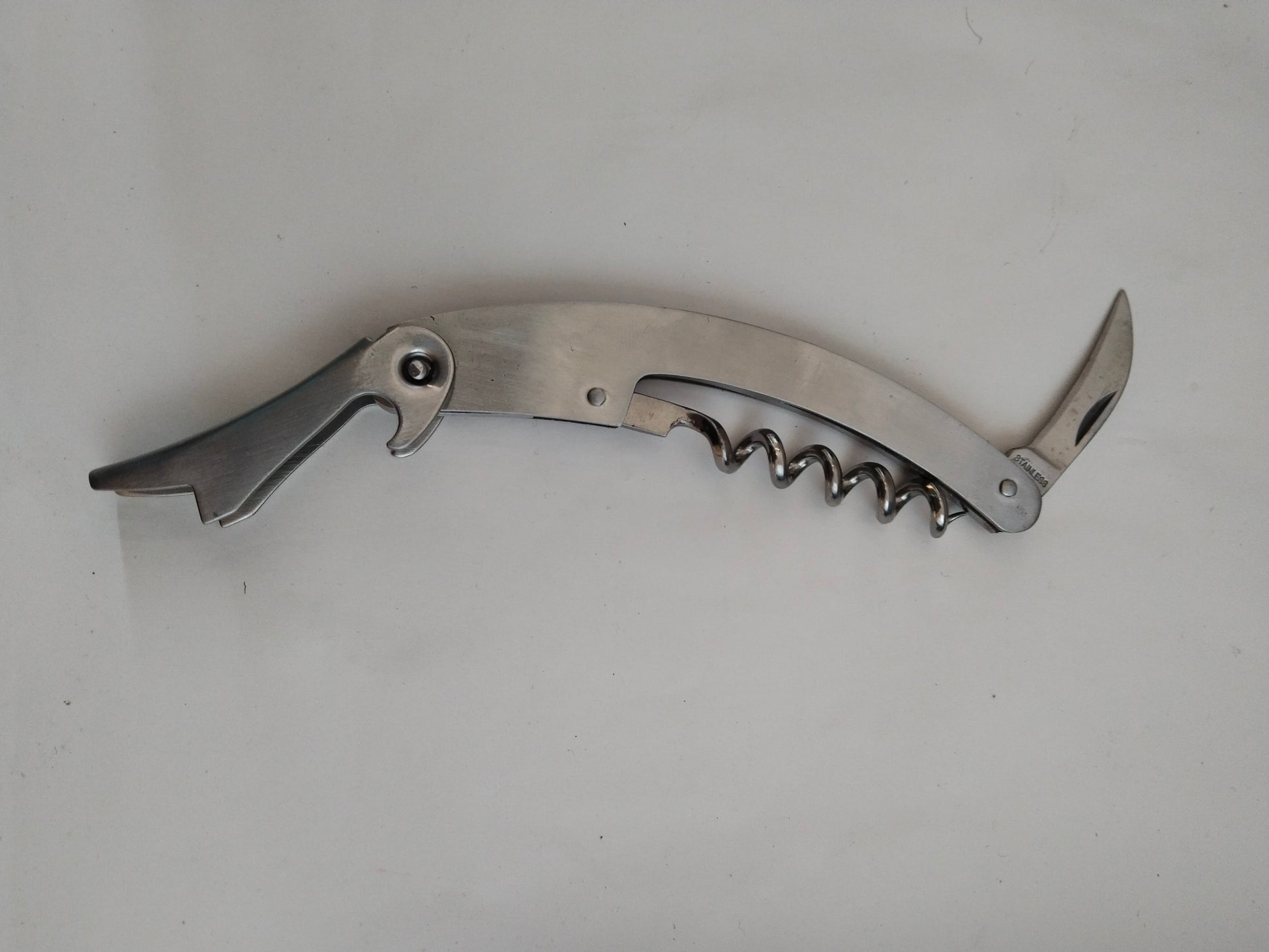 Kellner-Korkenzieher aus glänzendem Edelstahl für Weinliebhaber.
