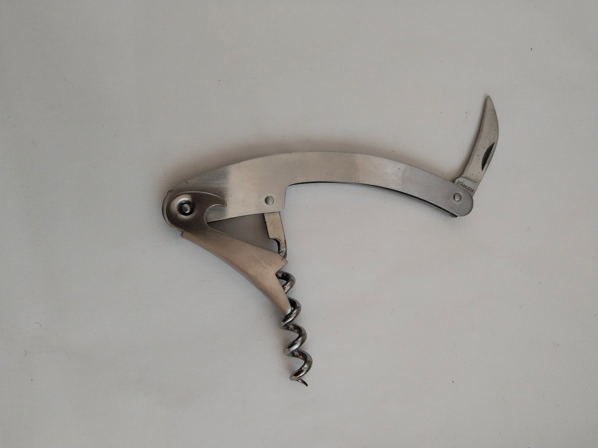 Kellner-Korkenzieher aus glänzendem Edelstahl für Weinliebhaber.