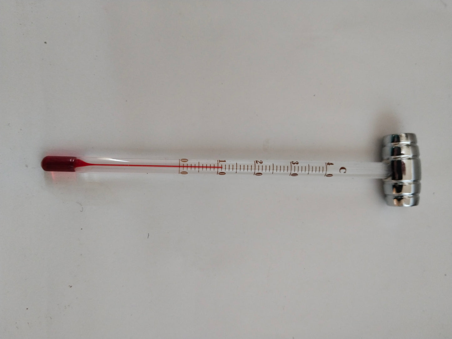 Detailaufnahme des Weinthermometers mit roter Messflüssigkeit.