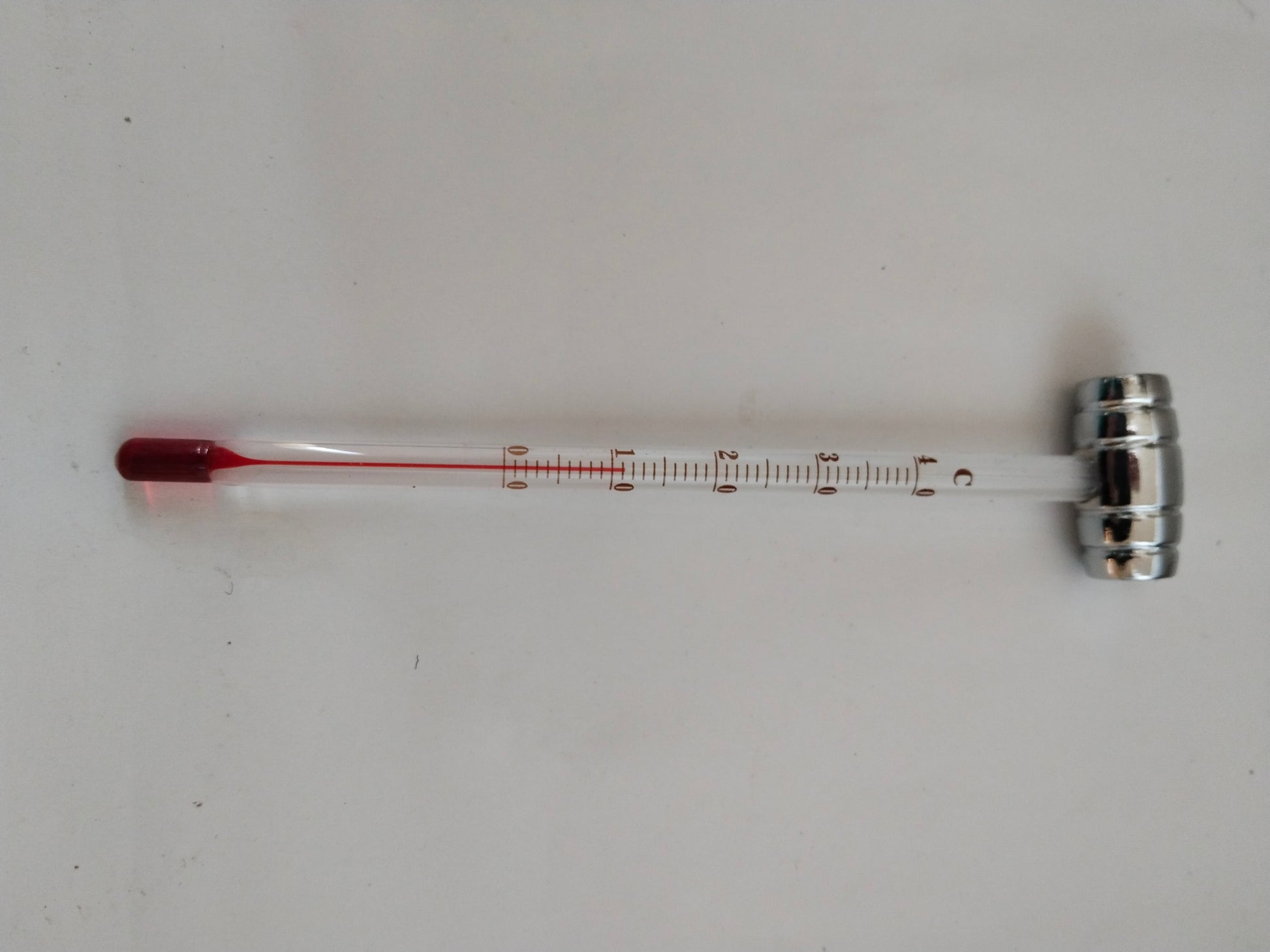 Detailaufnahme des Weinthermometers mit roter Messflüssigkeit.