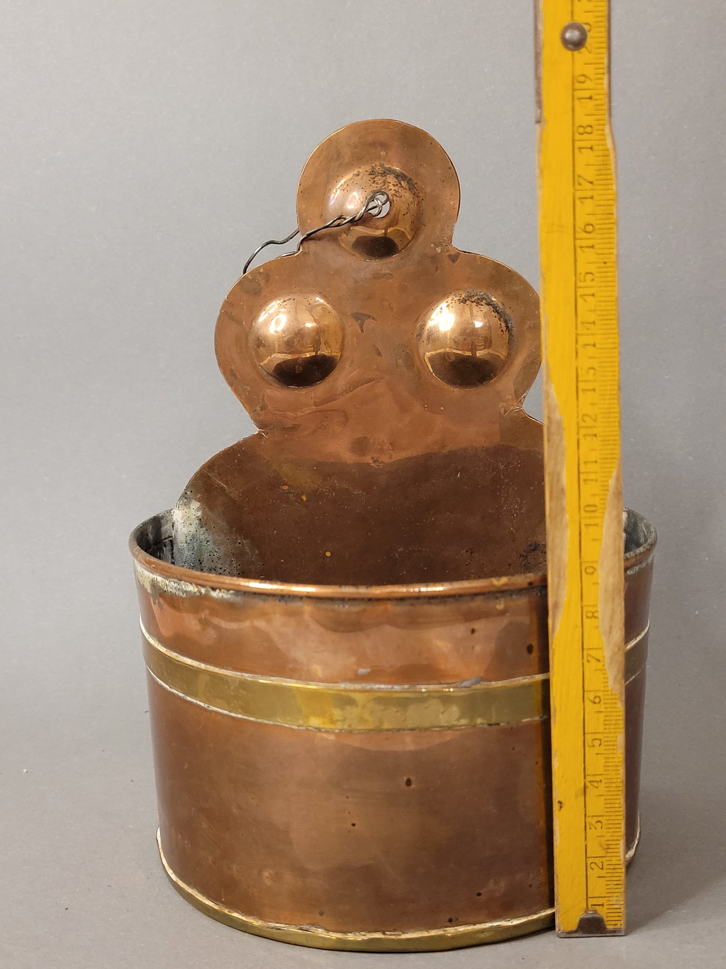 Antiker Weihwasserkessel Kupfer mit Messung der gesamten Höhe des  Weihwasserkessels.