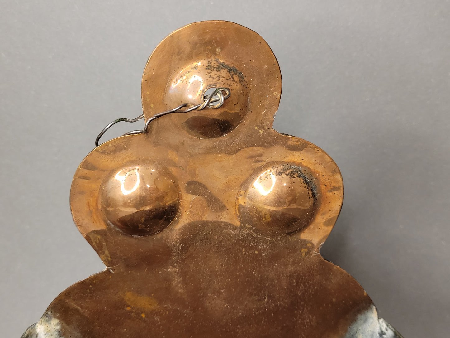 Antiker Weihwasserkessel Kupfer. Ansicht oberer Teil mit Aufhängung.