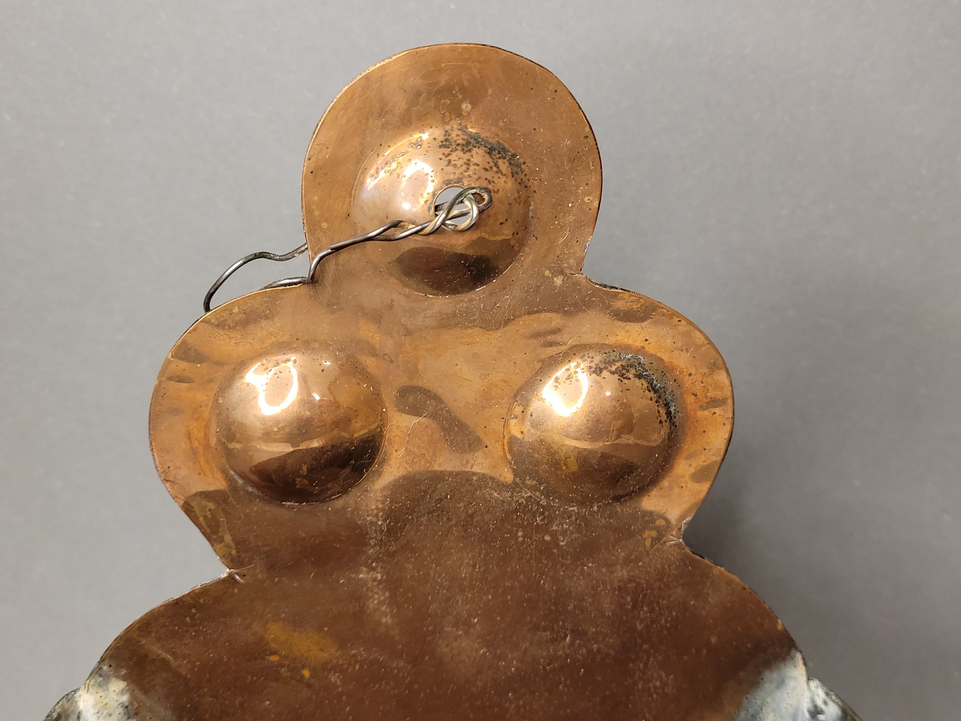 Antiker Weihwasserkessel Kupfer. Ansicht oberer Teil mit Aufhängung.