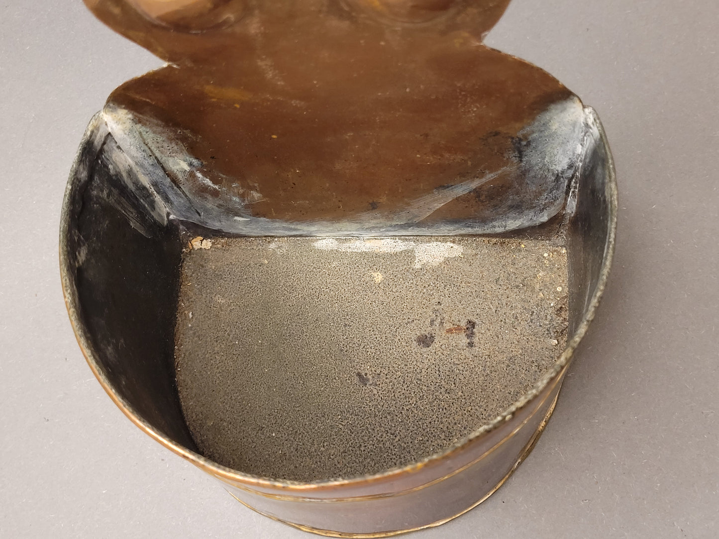 Antiker Weihwasserkessel Kupfer. Ansicht von oben in den Weiwasserbehälter.