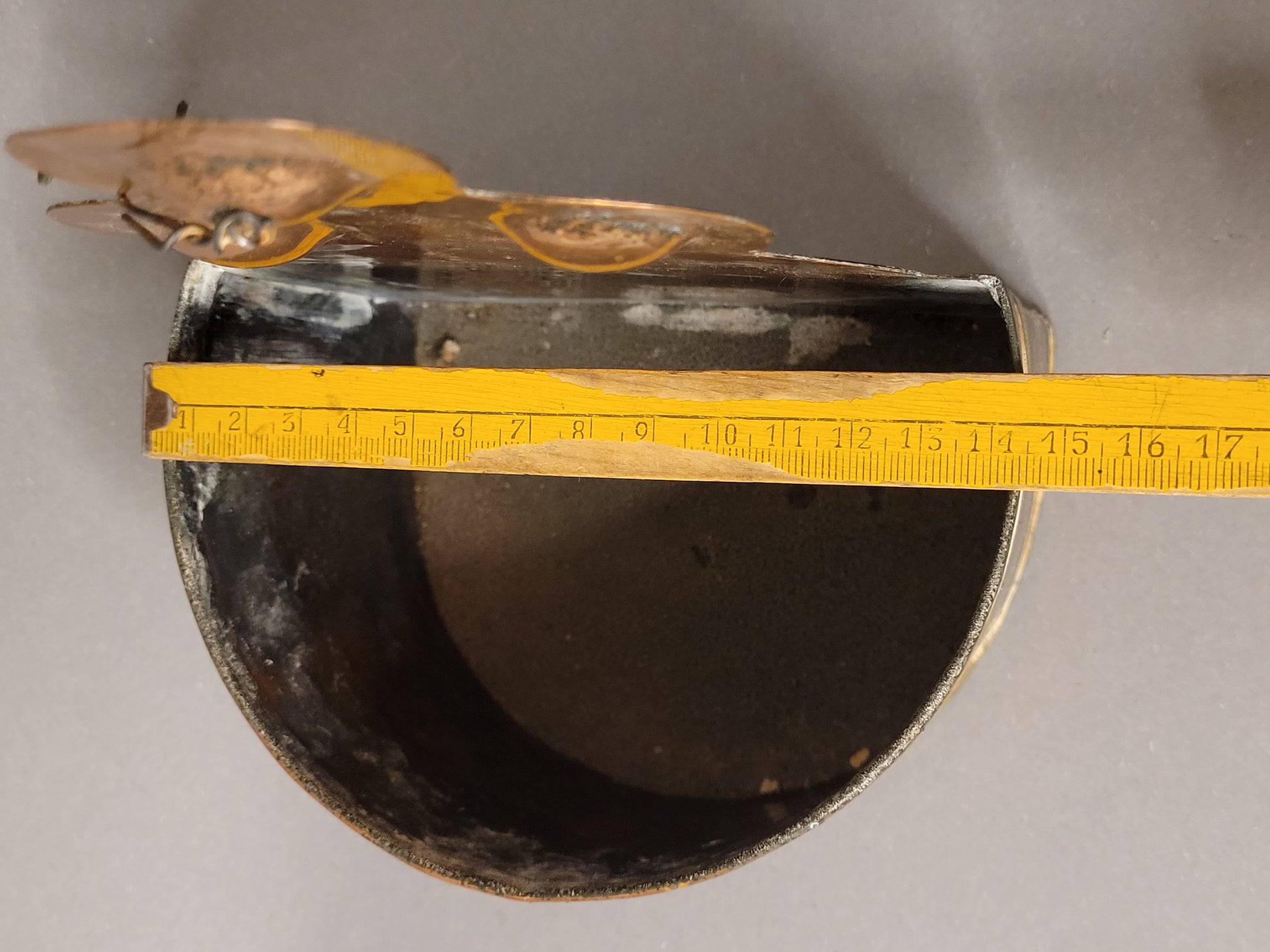 Antiker Weihwasserkessel Kupfer mit Messung der Größe des Weihwasserkessels.
