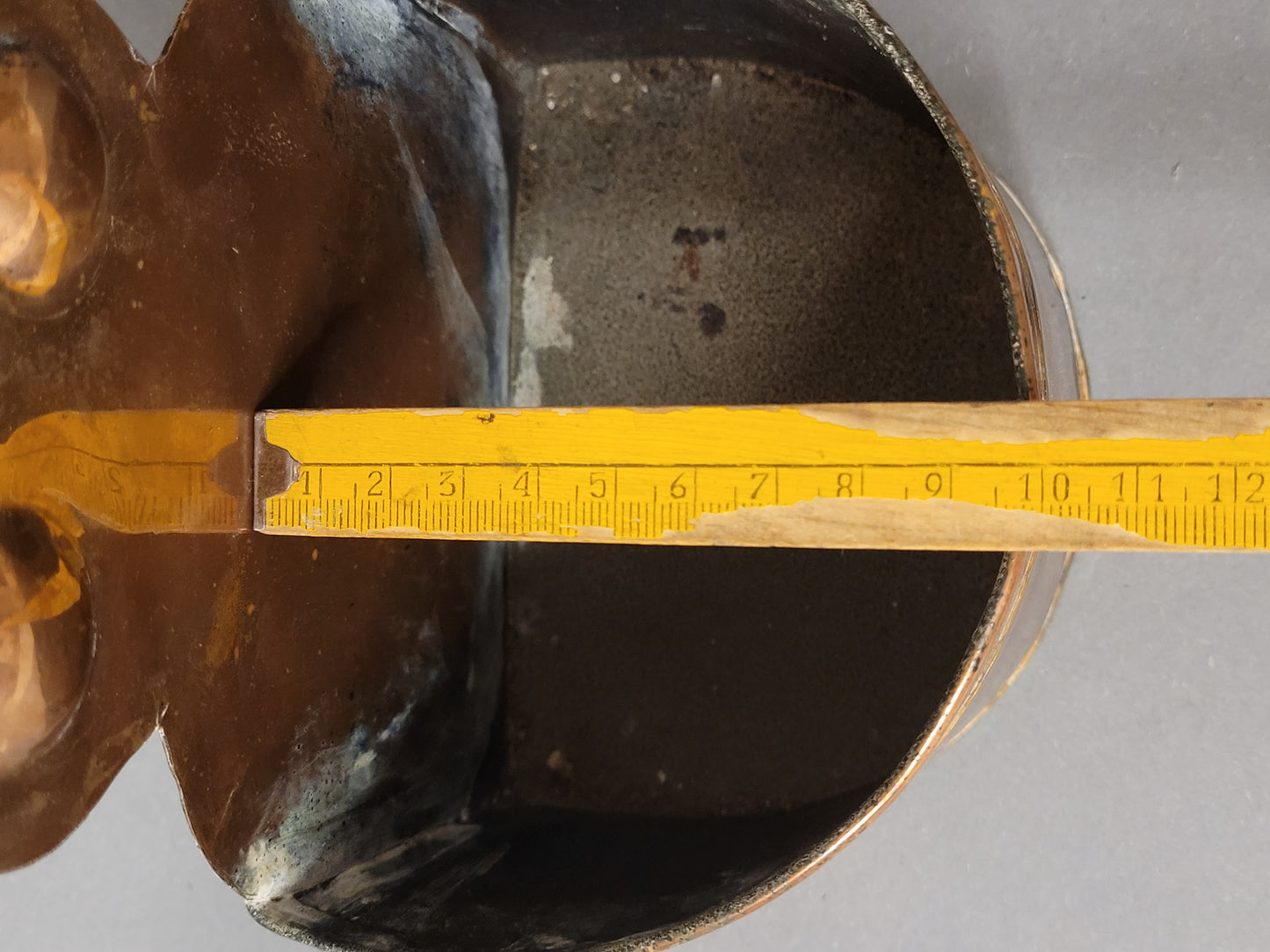 Antiker Weihwasserkessel Kupfer mit Messung der Größe des Weihwasserkessels.