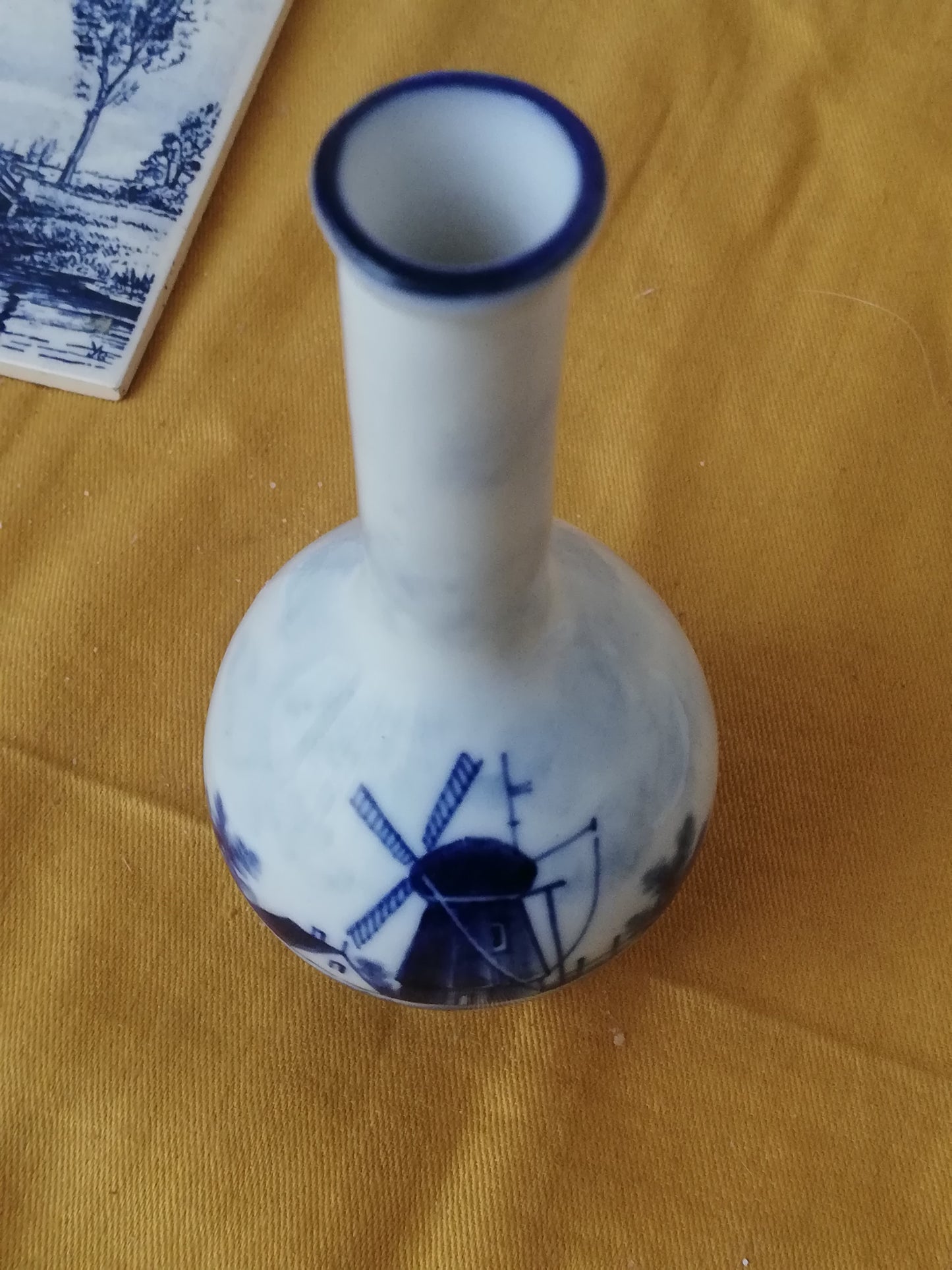 Delfter Blau Porzellan Miniaturvase fehlerfrei Vintage Dekoration. Ansicht von schräg oben.