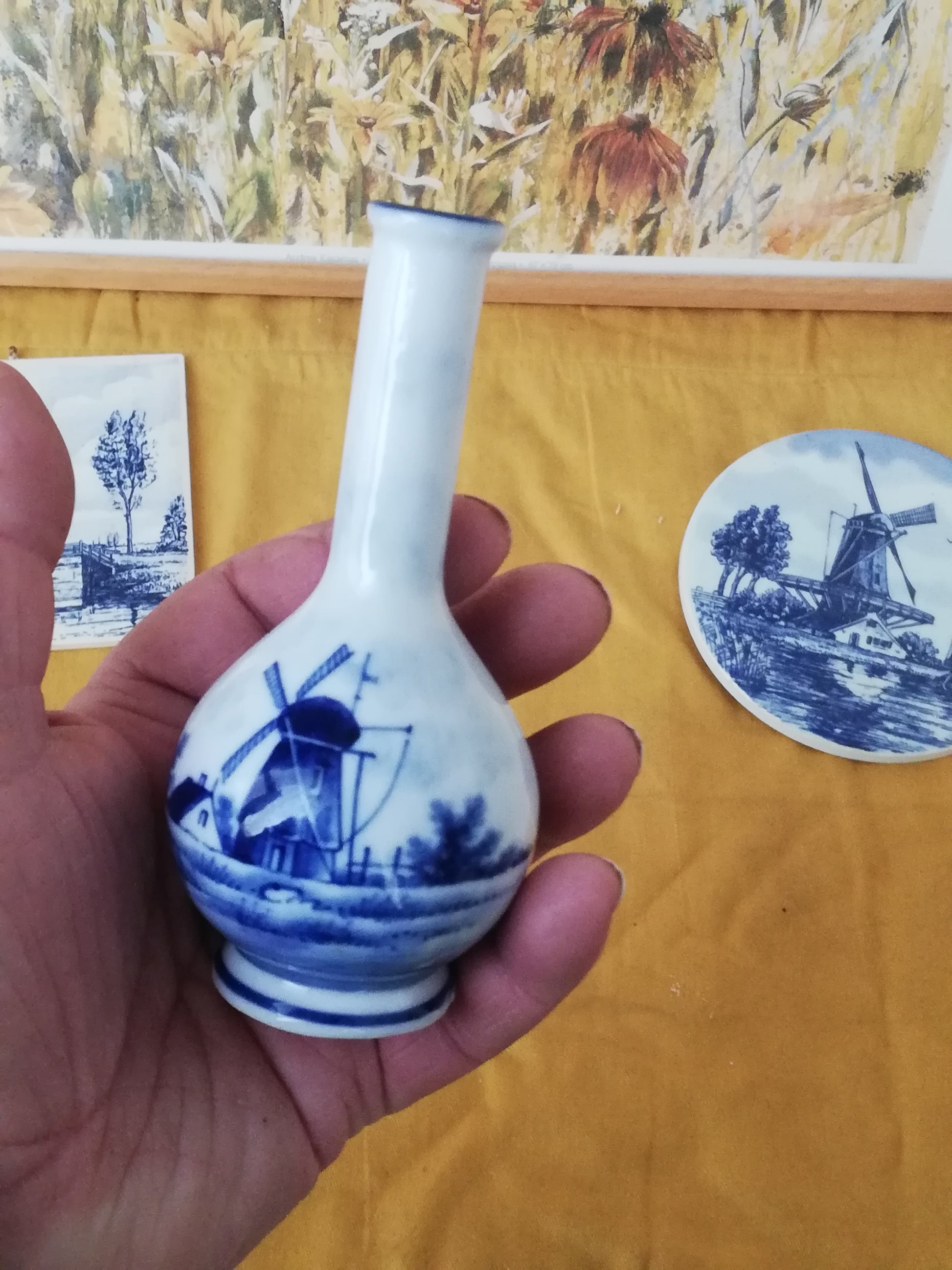 Delfts blauw kleine Porzellanvase Windmühle traditionell Holland in einer Hand.