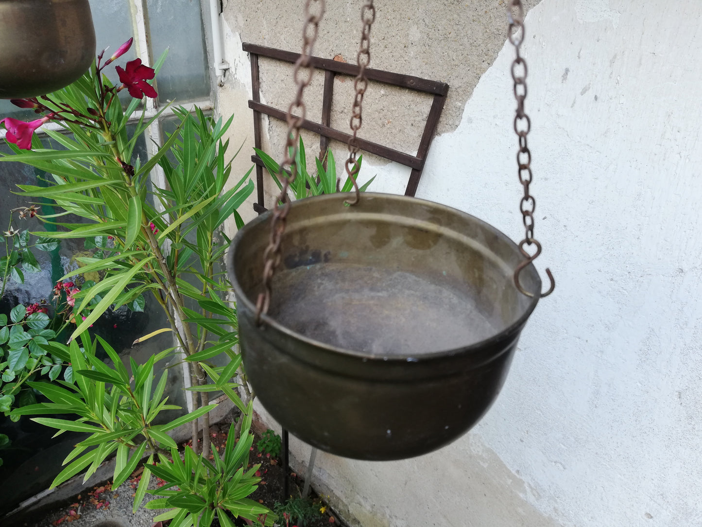 Nahaufnahme einer Messing-Waagschale mit deutlicher Vintage-Patina und Aufhängungsketten.