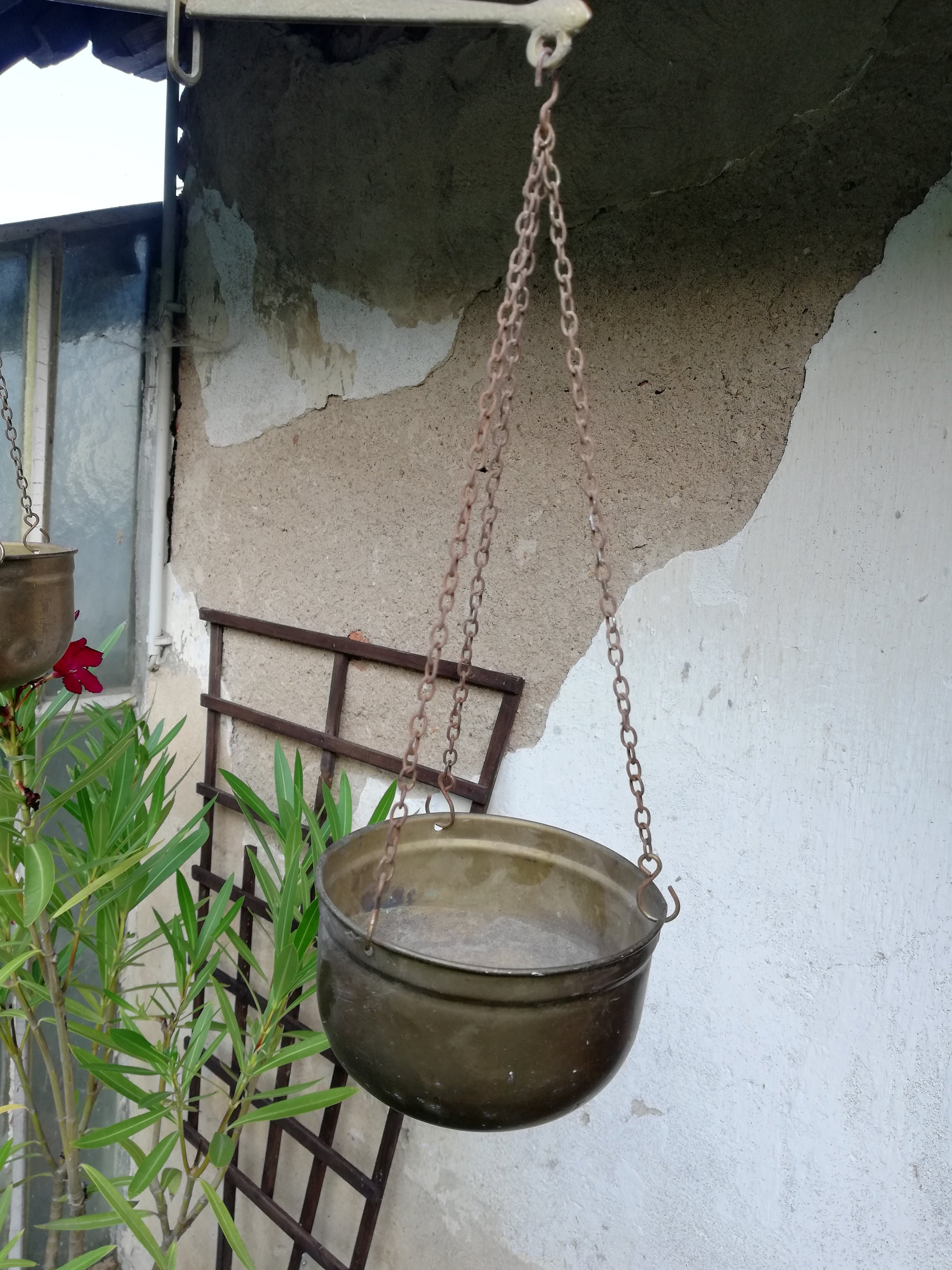 Nahaufnahme einer Messing-Waagschale mit deutlicher Vintage-Patina und Aufhängungsketten.