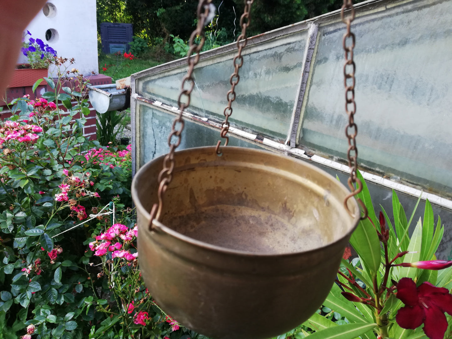 Detail der Innenseite einer Waagschale, die als Blumentopf-Halter genutzt werden kann.
