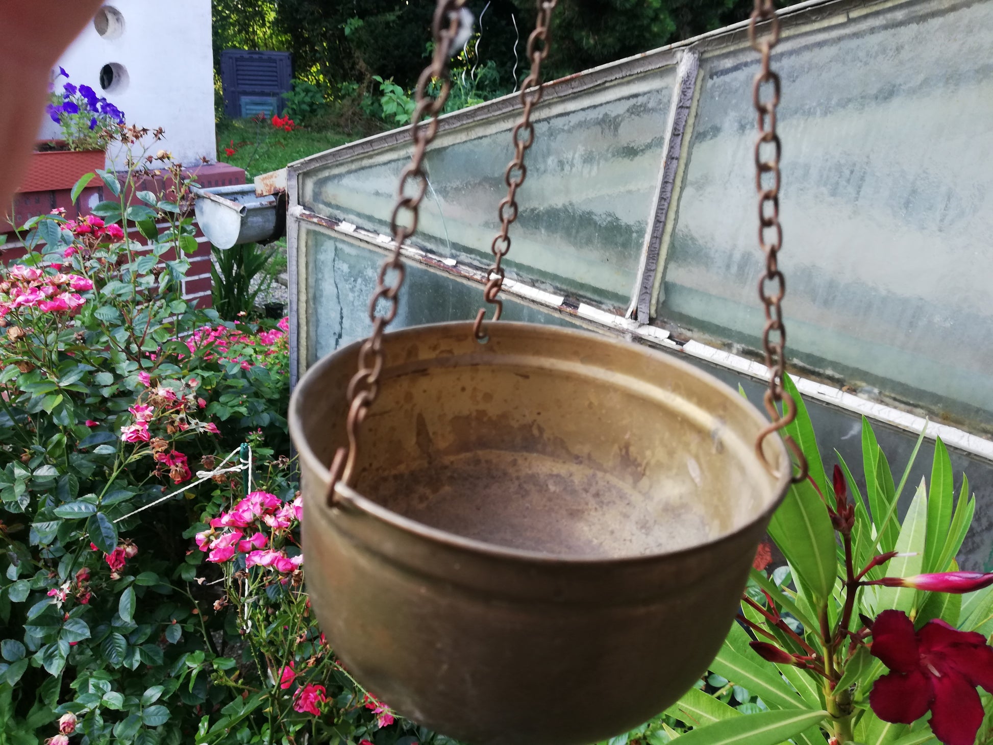 Detail der Innenseite einer Waagschale, die als Blumentopf-Halter genutzt werden kann.