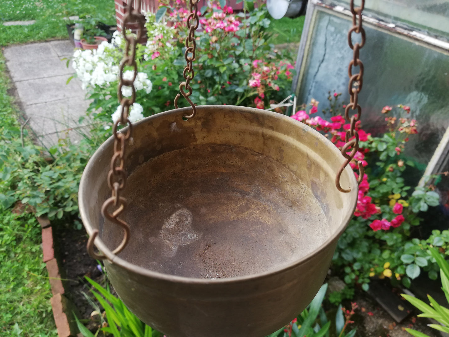 Detail der Innenseite einer Waagschale, die als Blumentopf-Halter genutzt werden kann.