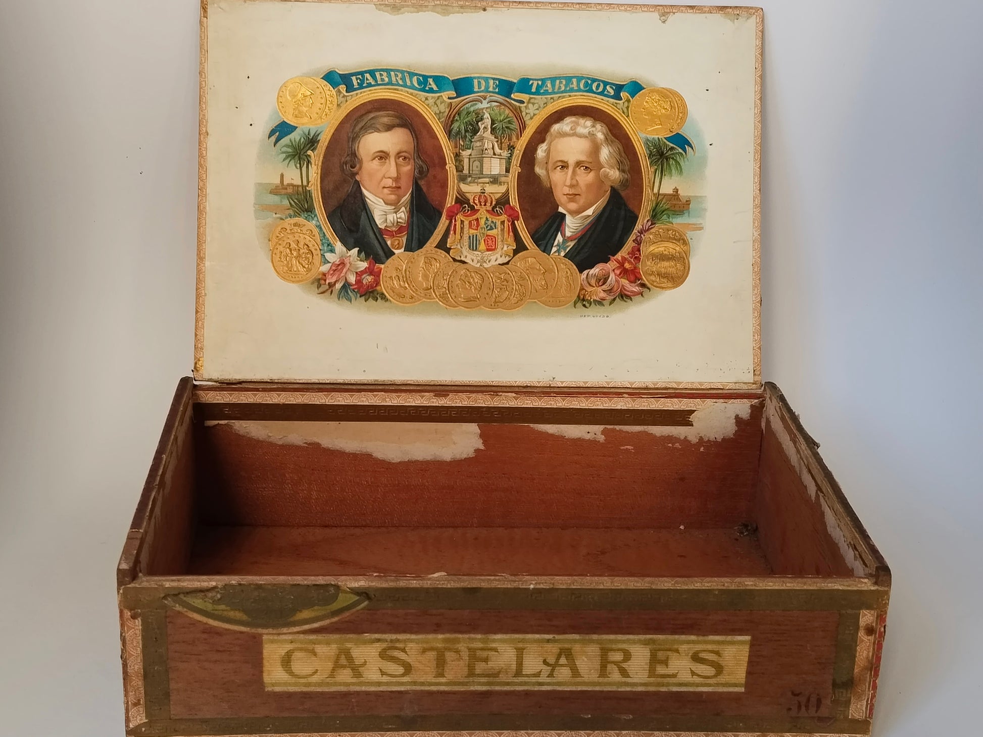 Geöffnete antike Zigarrenkiste aus Holz mit farbiger Chromolithografie im Deckel, zwei Gründerporträts und Schriftzug Fabrica de Tabacos
