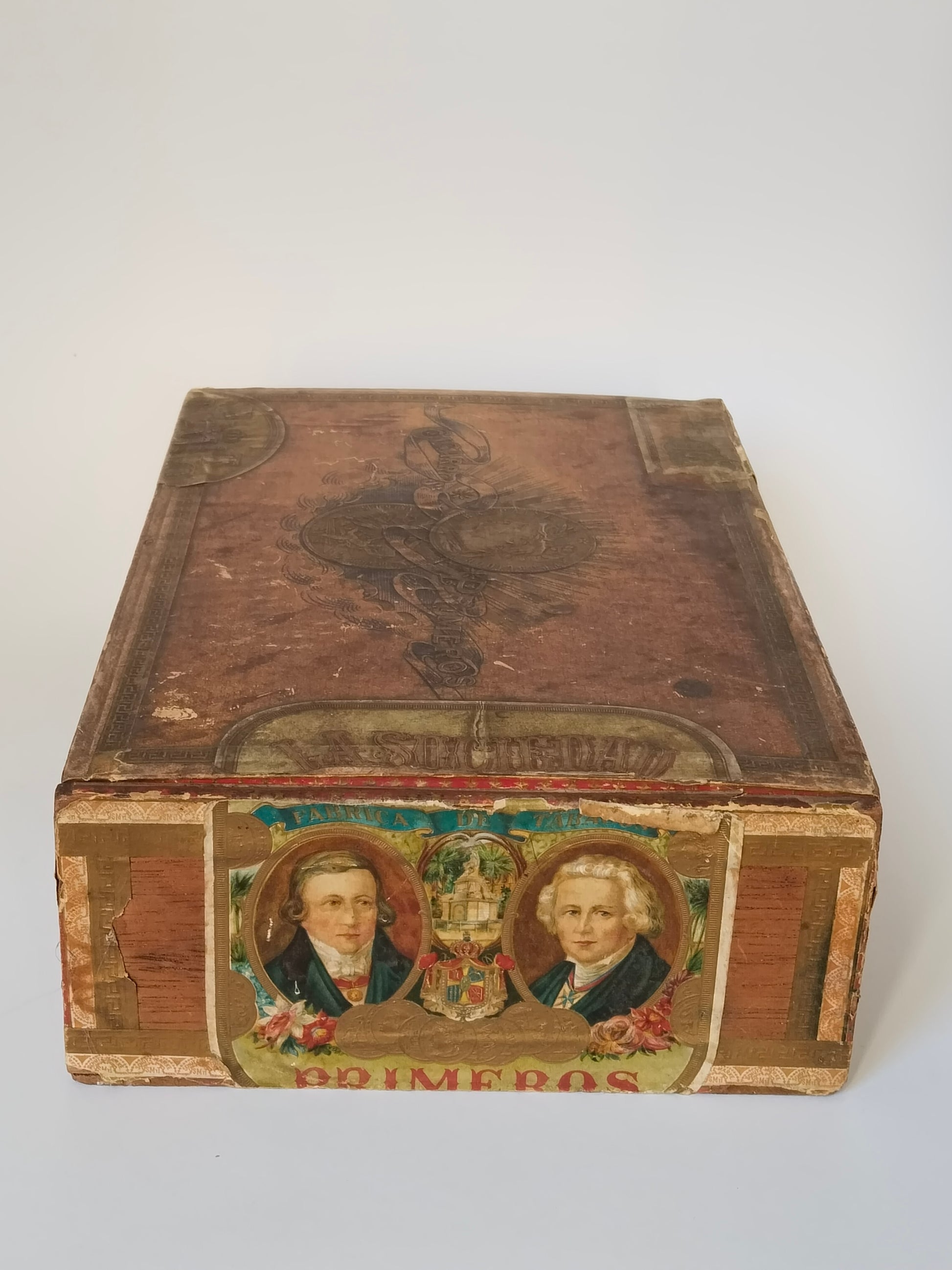 Antike Zigarrenkiste von schräg oben, Prägelithografie am Deckel und Stirnseite mit Porträtetikett und Schriftzug Primeros
