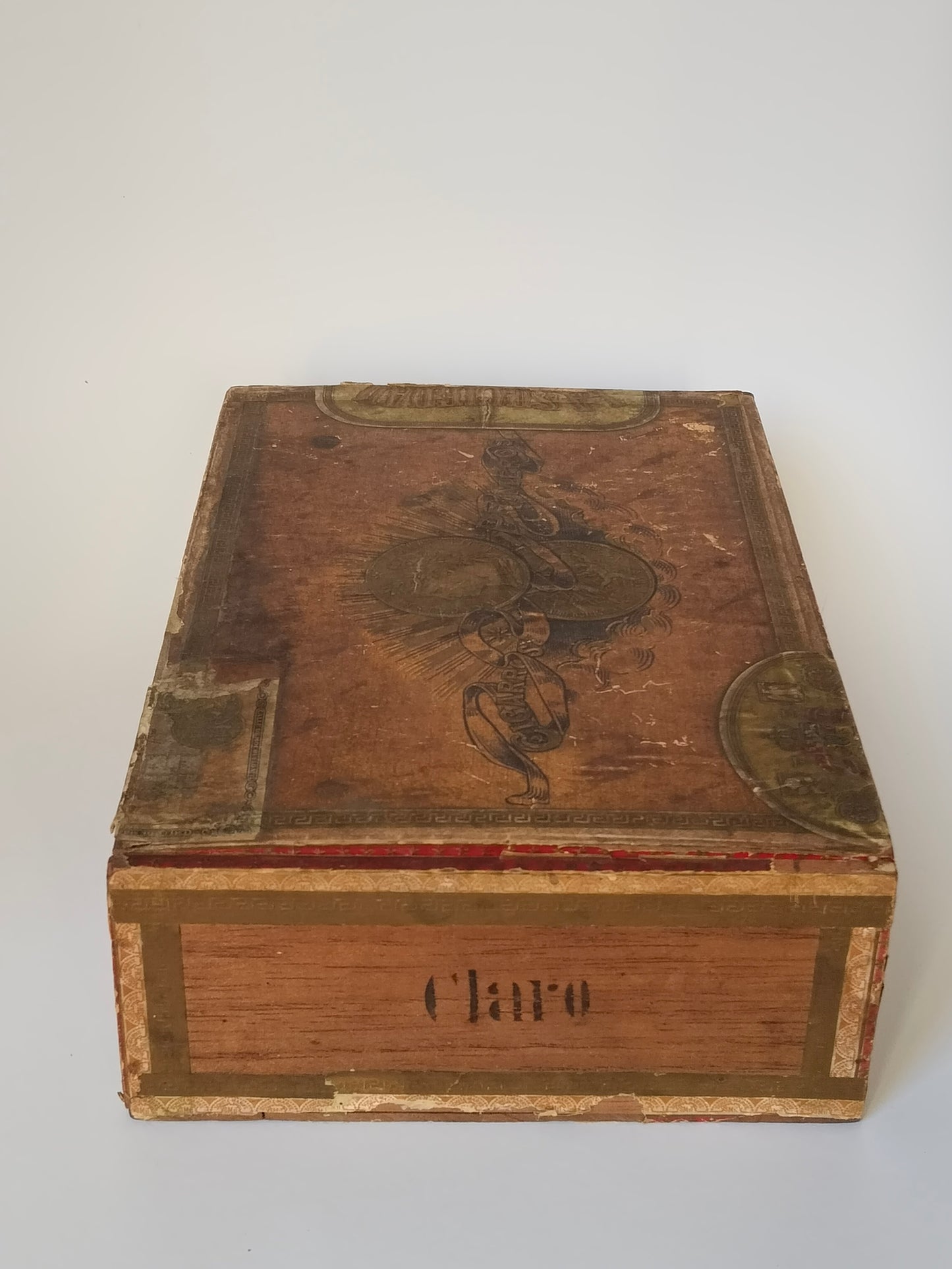 Zigarrenkiste aus Holz von schräg oben mit Deckelprägung und geschablontem Schriftzug Claro an der Schmalseite