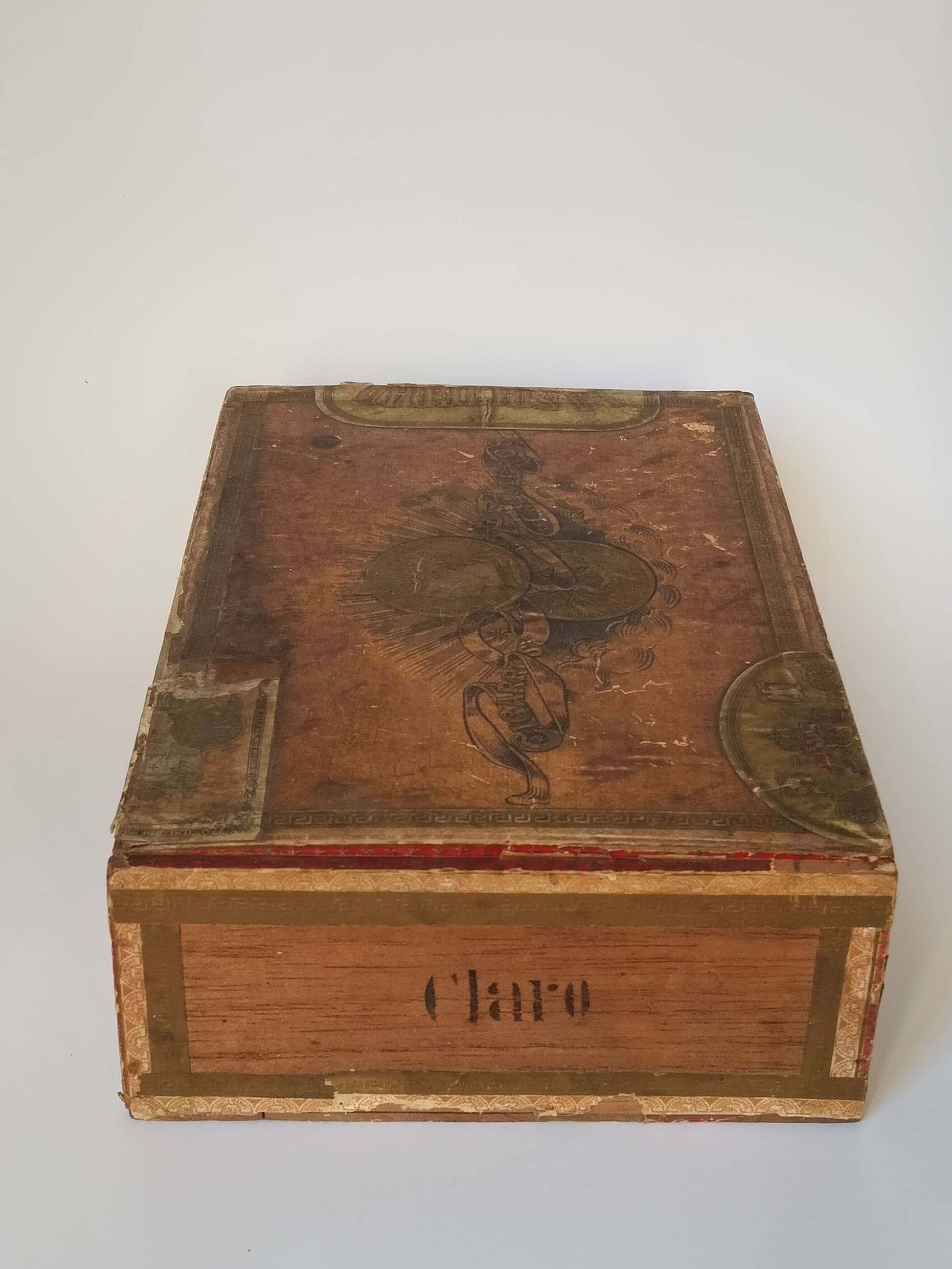 Zigarrenkiste aus Holz von schräg oben mit Deckelprägung und geschablontem Schriftzug Claro an der Schmalseite