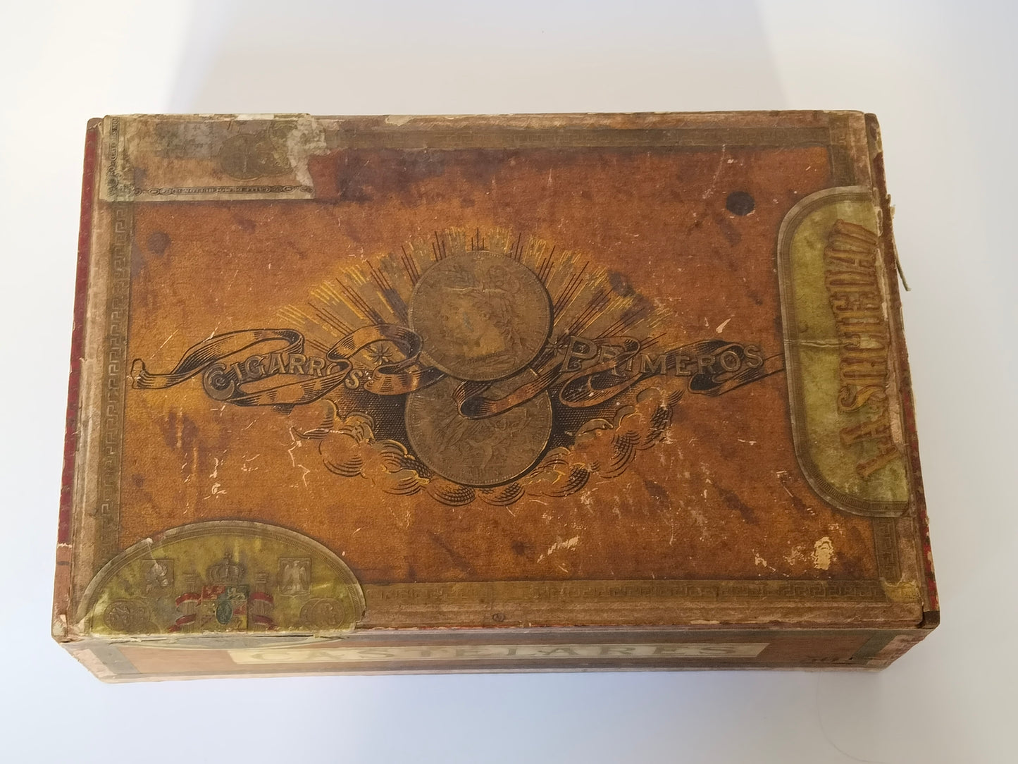 Deckel der antiken Zigarrenkiste mit geprägtem Schriftzug Cigarros Primeros, Goldmedaillen und Markenetikett La Sociedad