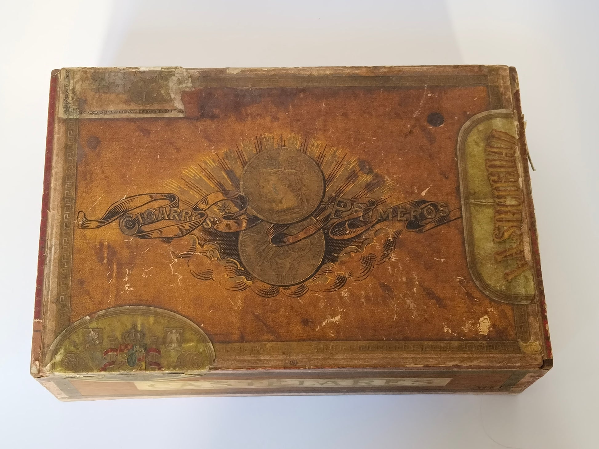 Deckel der antiken Zigarrenkiste mit geprägtem Schriftzug Cigarros Primeros, Goldmedaillen und Markenetikett La Sociedad