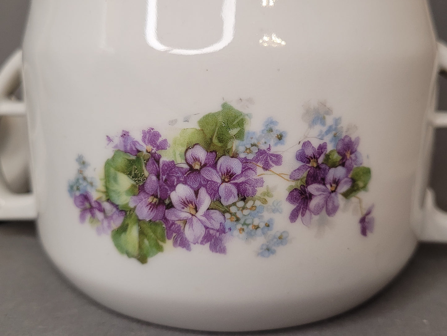 Detailaufnahme der Vintage Zuckerdose mit Blumenmotiv