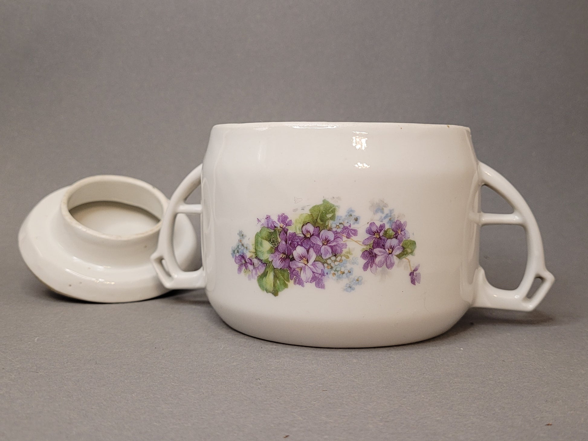Porzellan-Zuckerdose mit violetten Blumen und zwei Henkeln