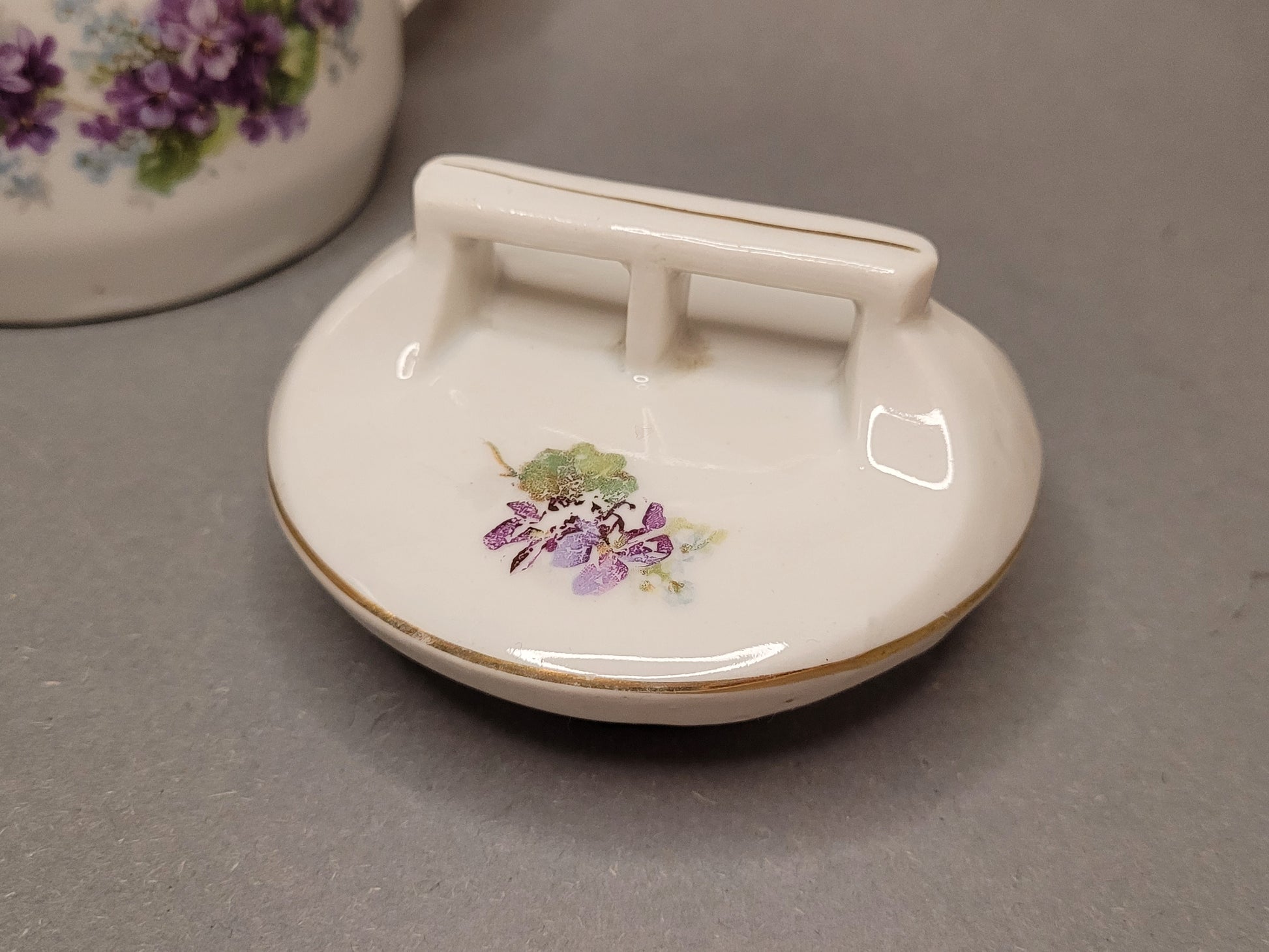 Detailaufnahme Deckel der Vintage Zuckerdose mit Blumenmotiv