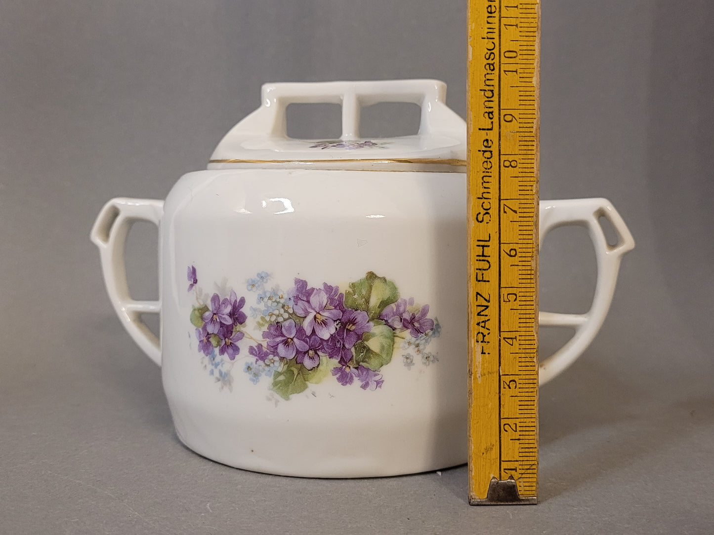 Porzellan-Zuckerdose mit violetten Blumen und zwei Henkeln mit Lineal zur Höhenmessung