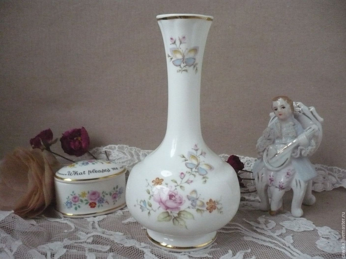 Englische Bone-China-Vase mit viktorianischen Blumen und Schmetterlingen, 15 cm, 1950er