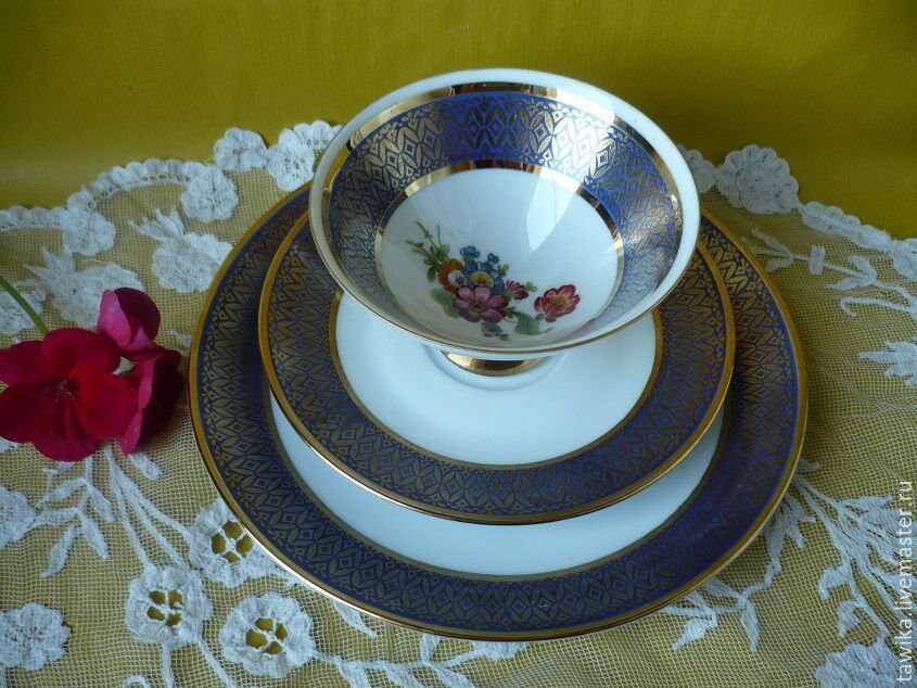 Goldenes Craquelé-Muster auf Teller und Tasse