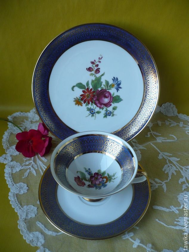 Detail des bunten Blumenstraußes auf dem Teeservice