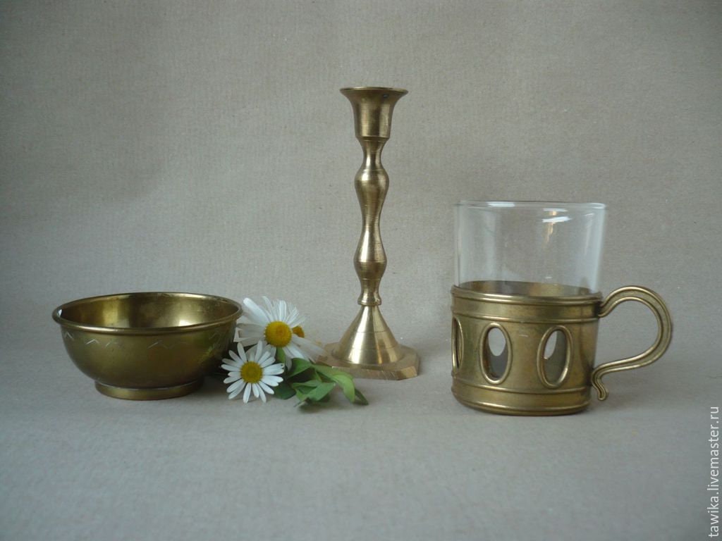 Messing-Trio mit Glas, Muschelschale und Kerzenleuchter, Gesamtansicht