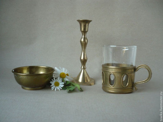 Messing-Trio mit Glas, Muschelschale und Kerzenleuchter, Gesamtansicht
