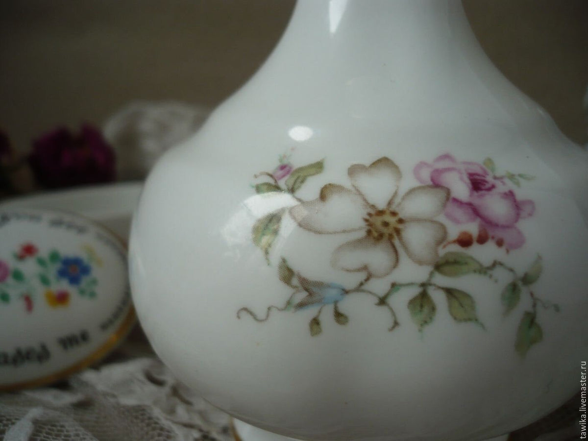 Ländlicher Blumenstrauß im viktorianischen Stil auf der Vase