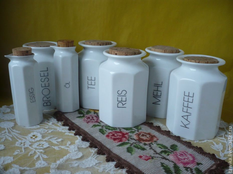 Dosen mit Aufschrift Kaffee, Mehl, Reis