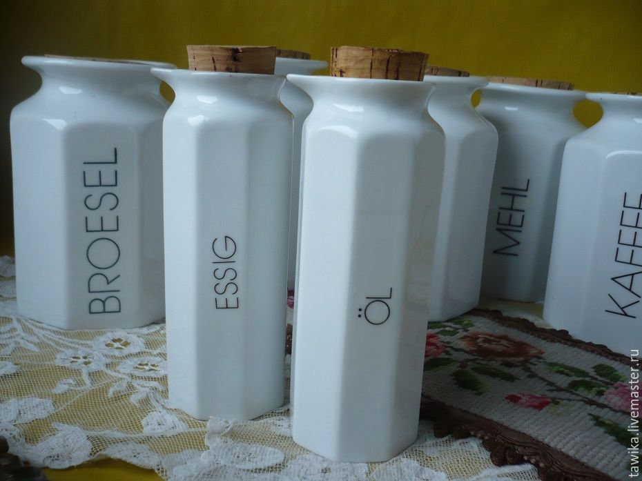 Dosen Tee und Brösel